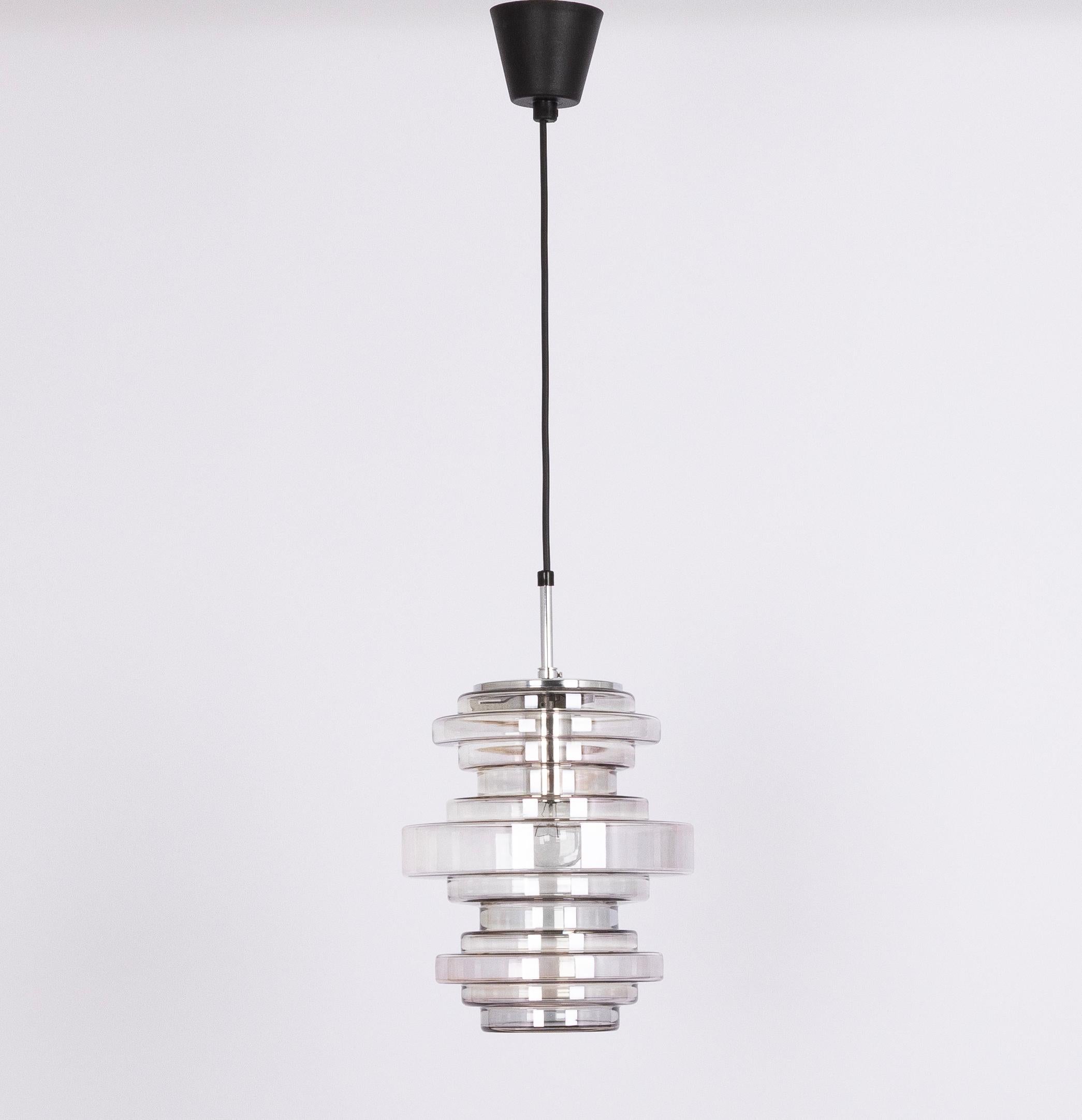 Mid-Century moderno 1 di 2 rare lampade a sospensione in vetro fumé di Limburg, Germania, anni '70 in vendita