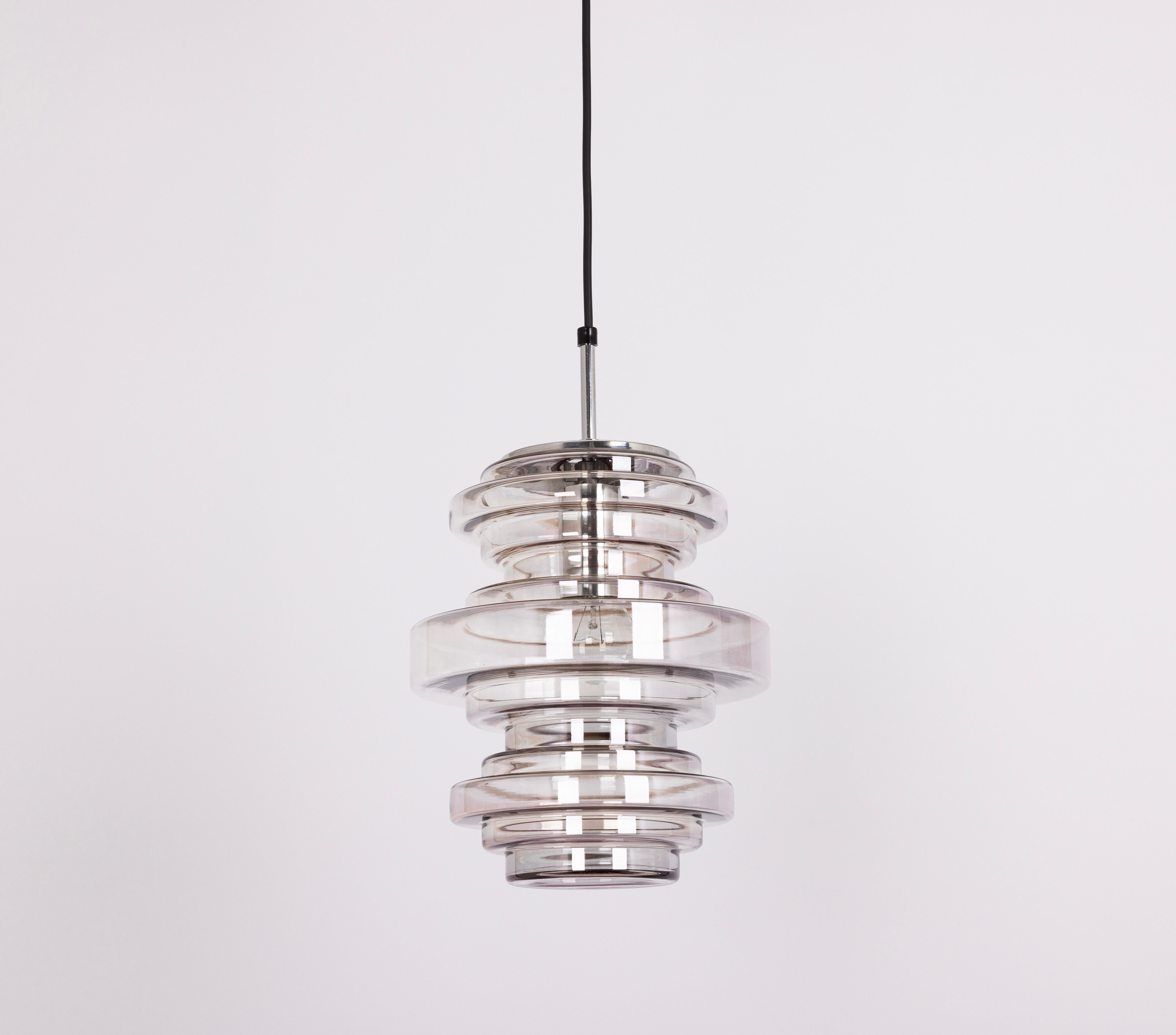 Tedesco 1 di 2 rare lampade a sospensione in vetro fumé di Limburg, Germania, anni '70 in vendita