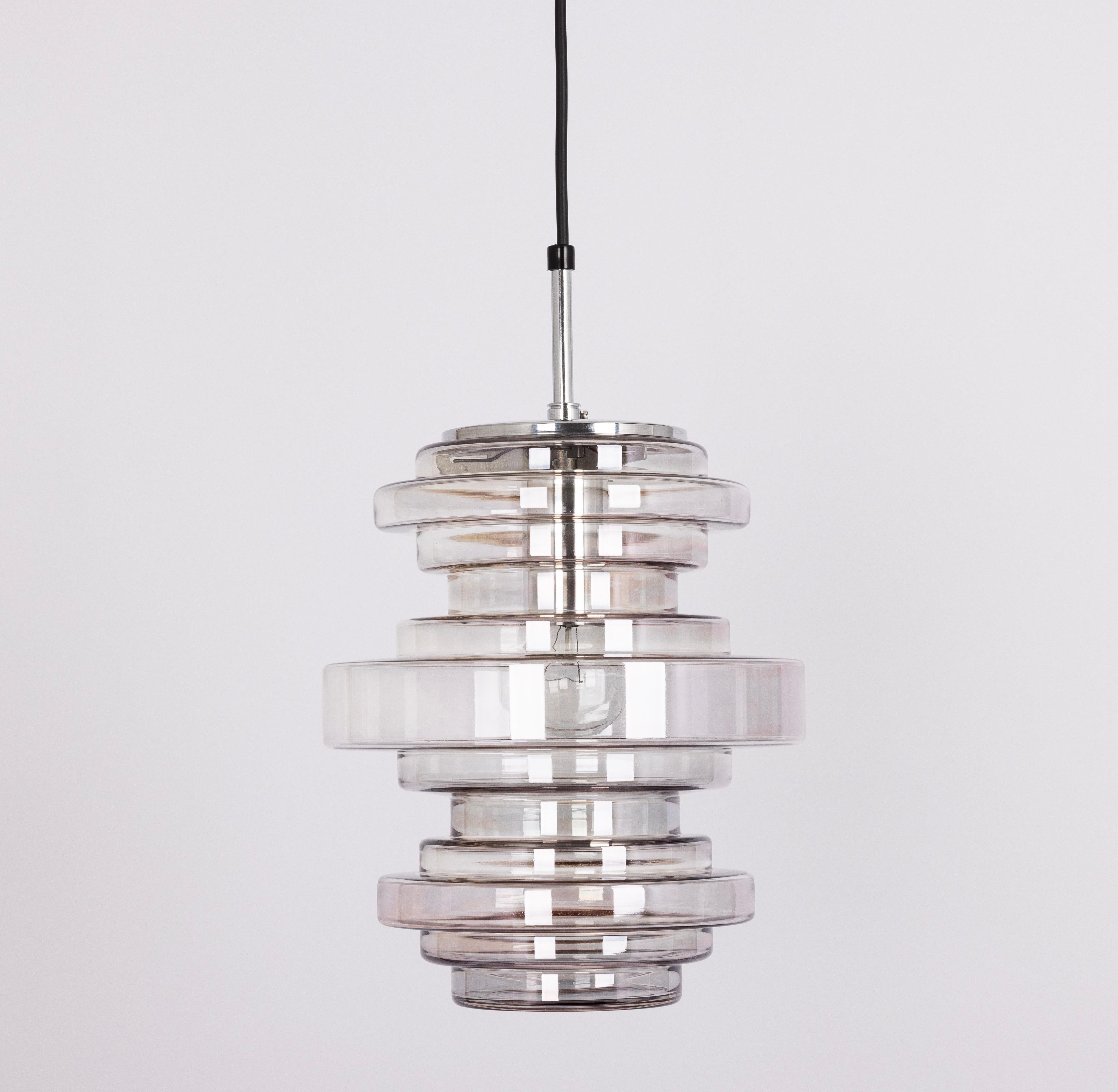 Fine XX secolo 1 di 2 rare lampade a sospensione in vetro fumé di Limburg, Germania, anni '70 in vendita