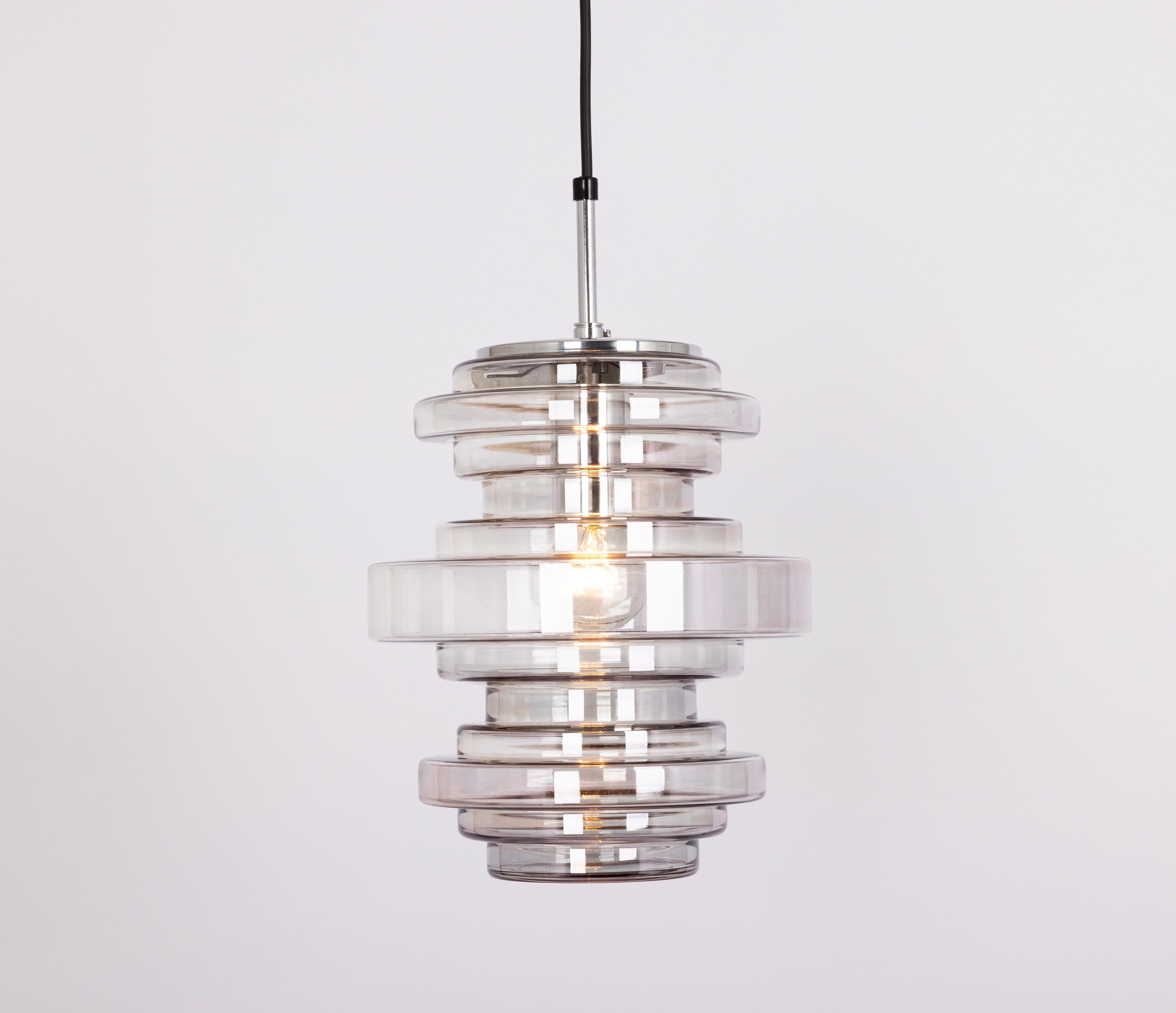 Vetro soffiato 1 di 2 rare lampade a sospensione in vetro fumé di Limburg, Germania, anni '70 in vendita