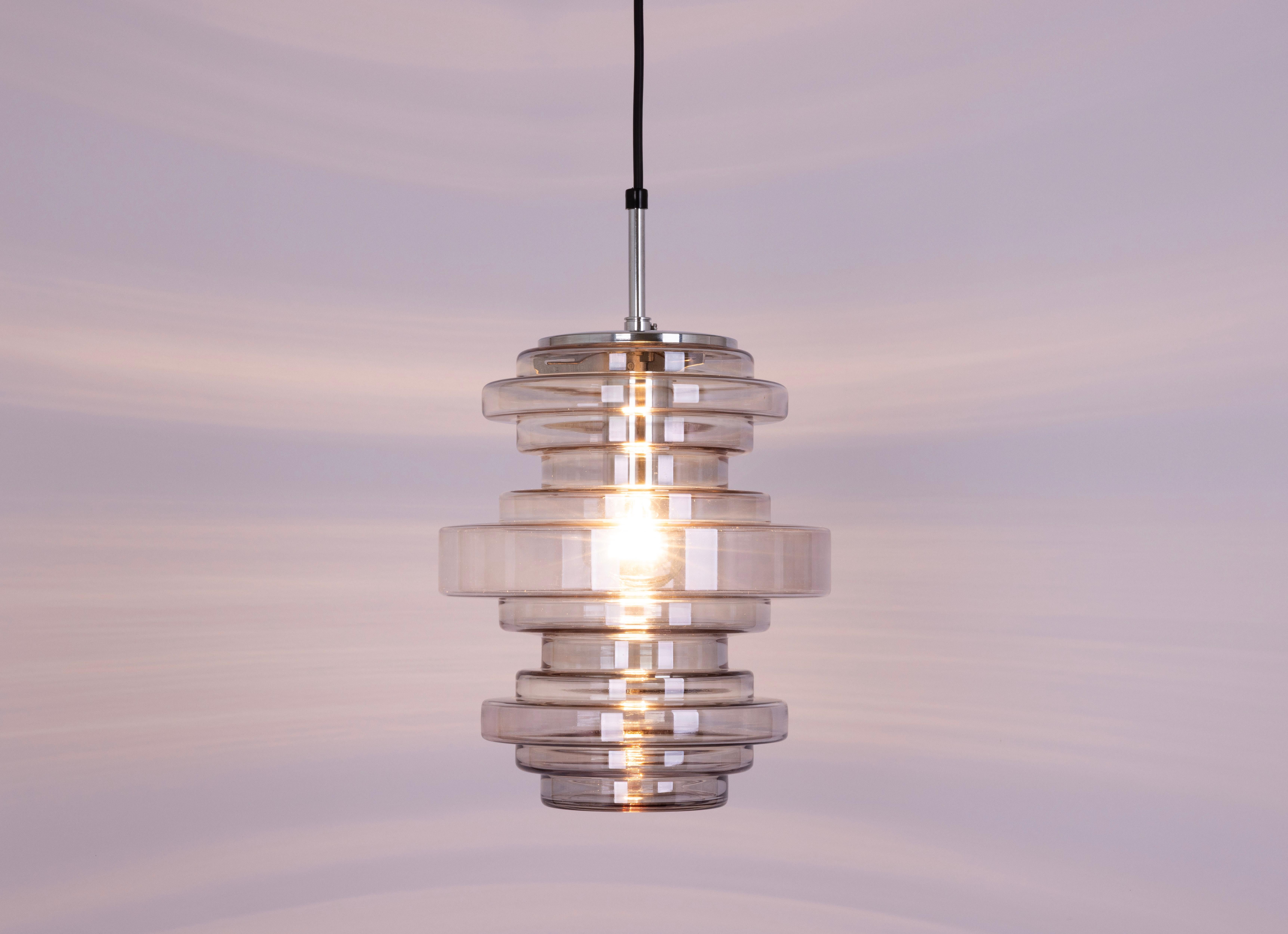 1 di 2 rare lampade a sospensione in vetro fumé di Limburg, Germania, anni '70 in vendita 1