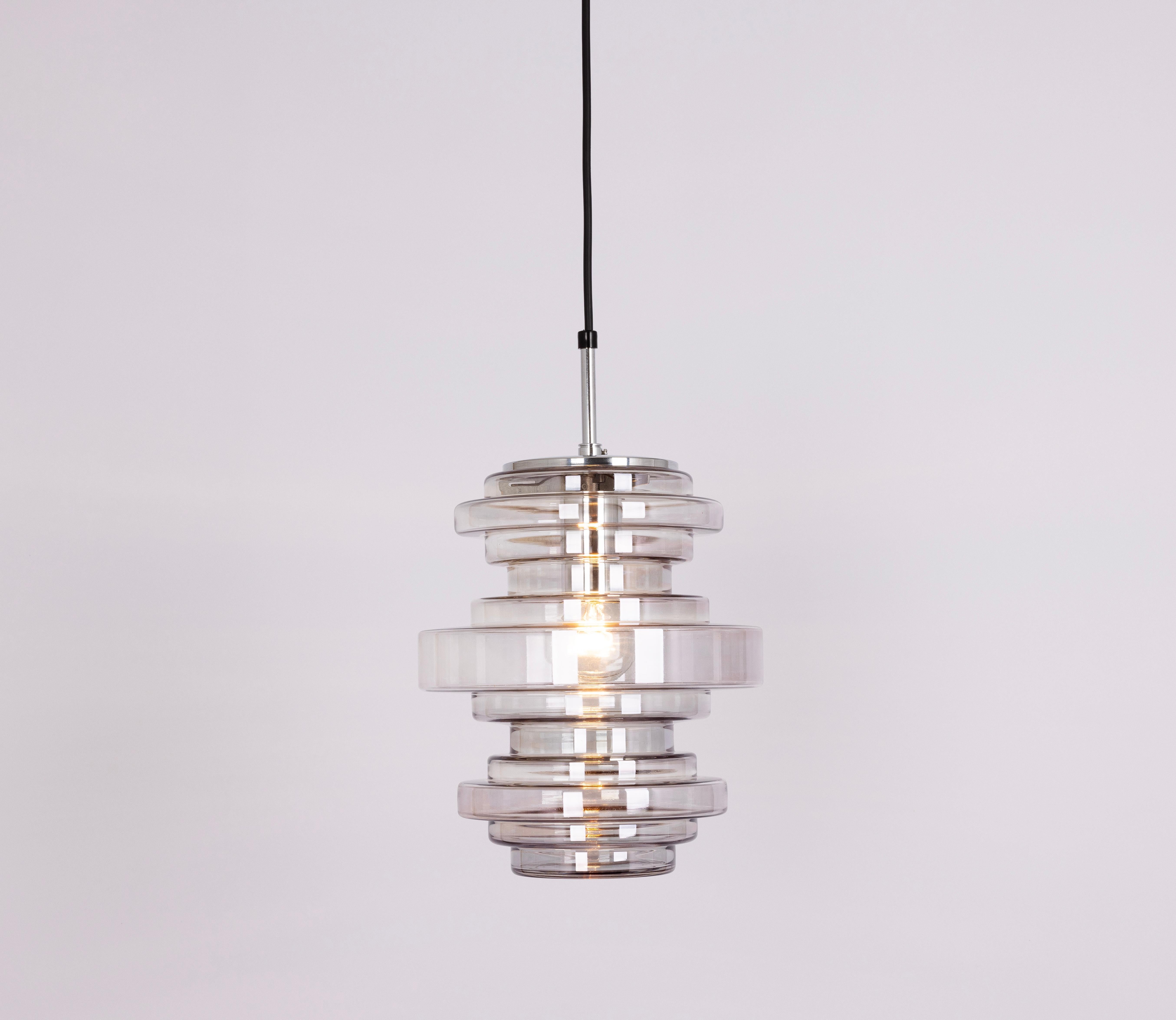 1 di 2 rare lampade a sospensione in vetro fumé di Limburg, Germania, anni '70 in vendita 2