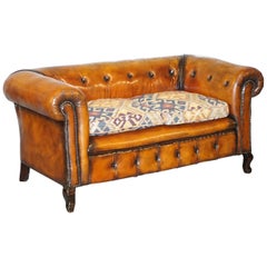 1 von 2 restaurierten viktorianischen Gentleman's Club Chesterfield Leder Sofas Kilim Sitz