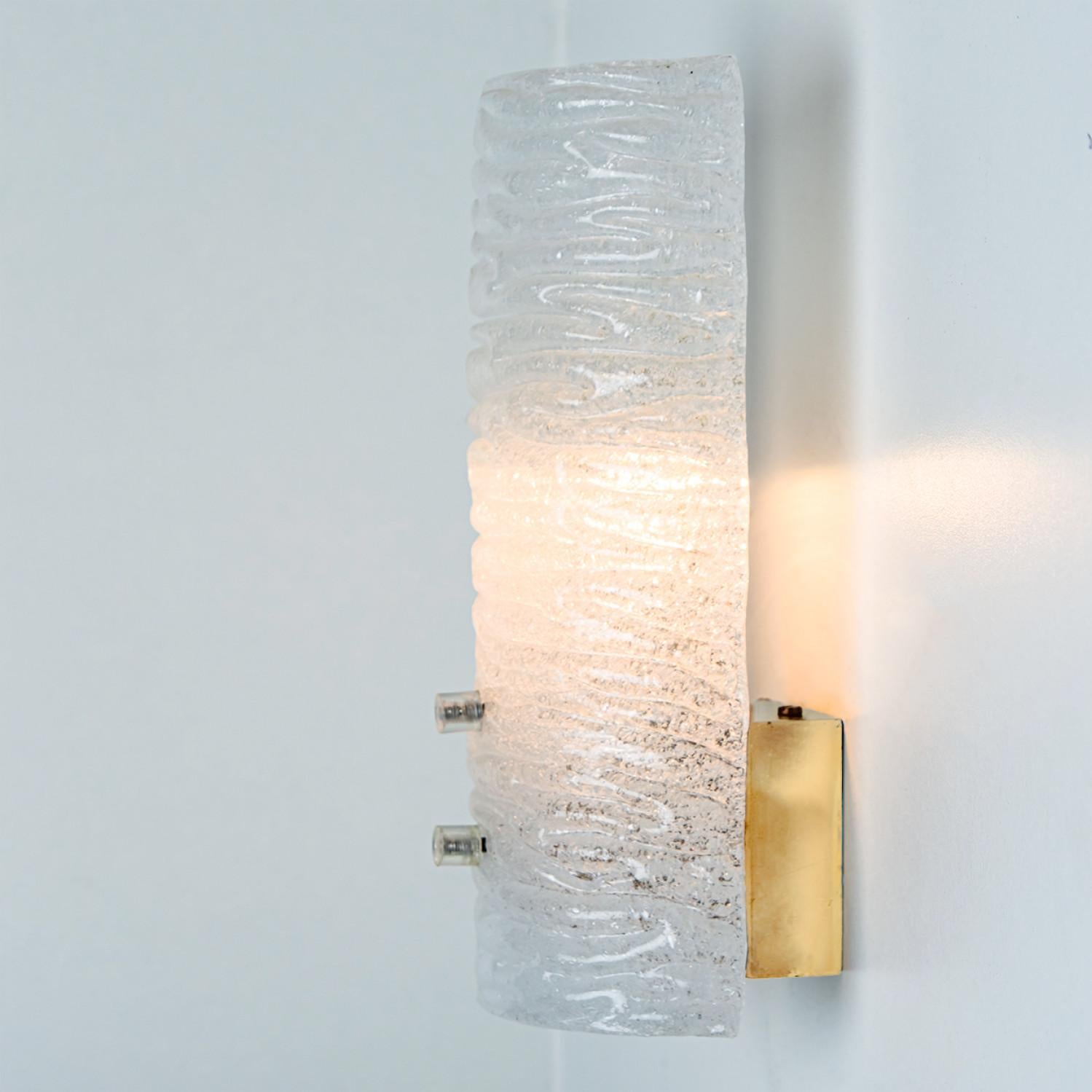 1 of 2 Ribble Textured Glass Brass Wall Lights by J.T. Kalmar, Austria In Good Condition For Sale In Rijssen, NL