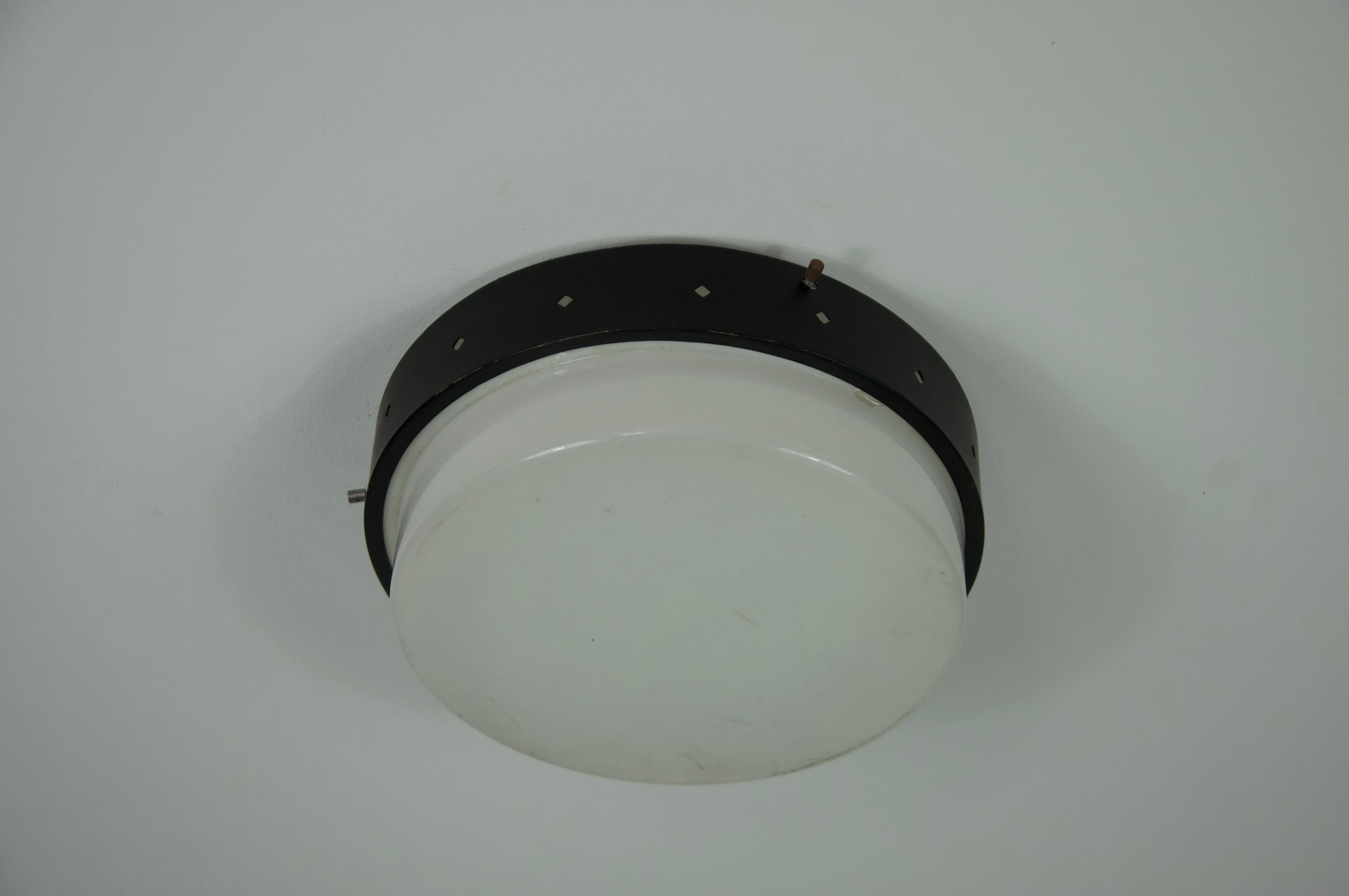 This elegant ceiling lamp from the 1960s, in the style of Italian manufacturer Stilnovo, is a true mid-century modern masterpiece. It features a beautifully shaped acrylic glass diffuser that provides a soft, warm glow, creating a sophisticated