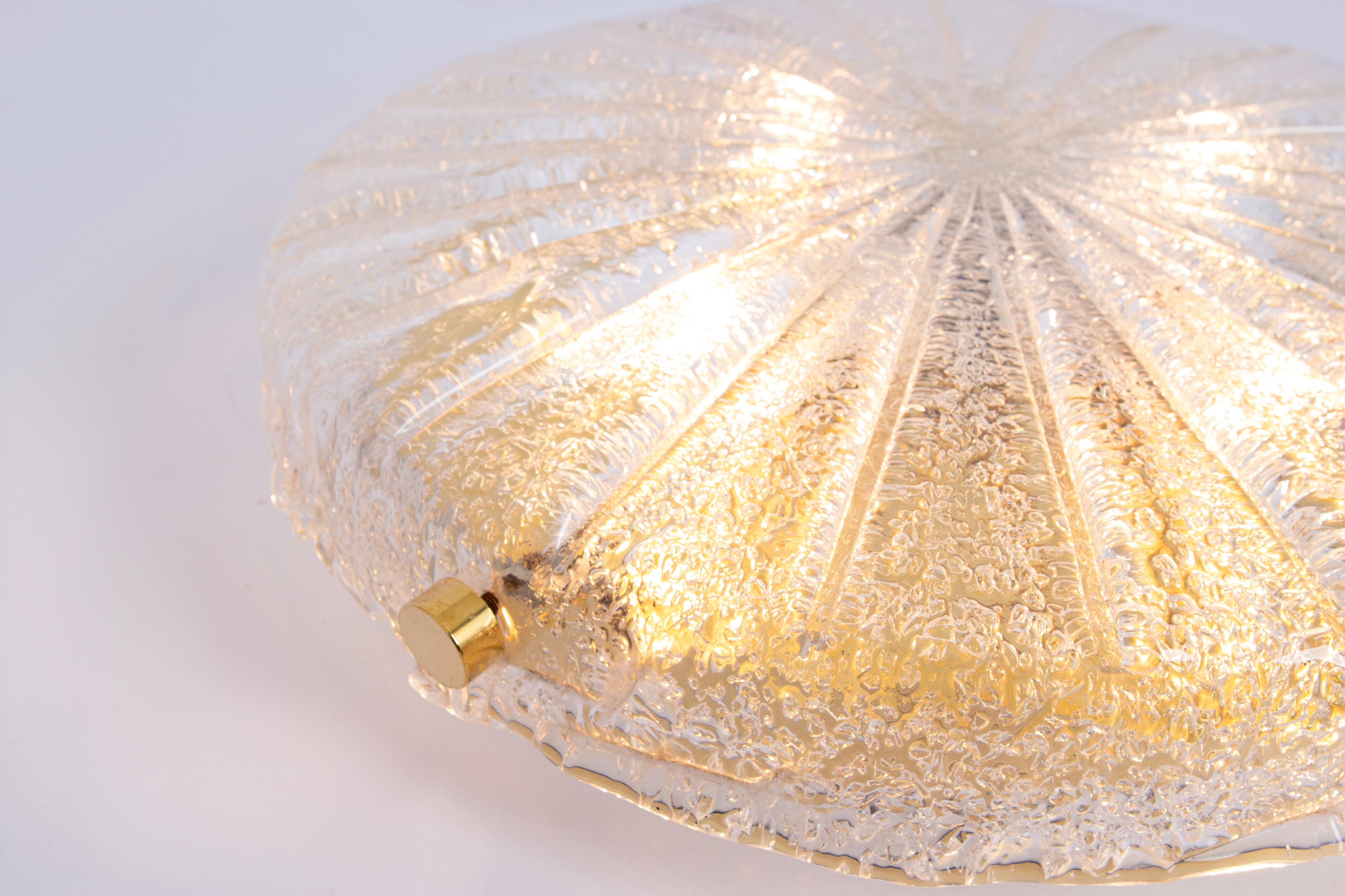 Magnifique affleurant rond de Murano par Hillebrand Leuchten, Allemagne, années 1970.
Luminaire Murano à la texture épaisse sur une base en laiton avec 3 vis en laiton.

De haute qualité et en très bon état. Nettoyé et bien câblé.

Le luminaire