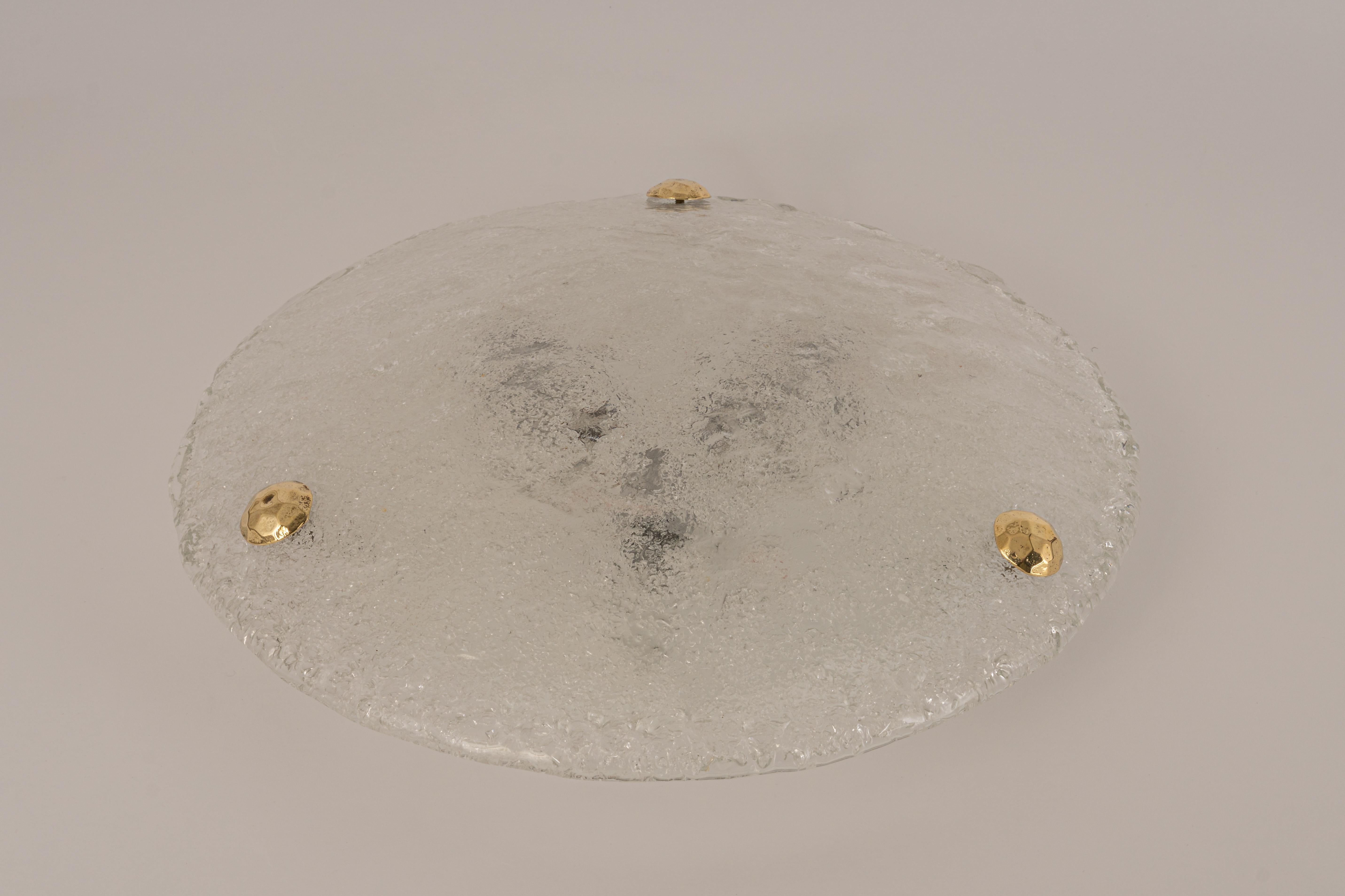 A wonderful round ice glass flush mount by Hillebrand Leuchten, Germany, 1970s.
Thick textured Murano ice glass fixture on a white metal base with three brass screws.

High quality and in very good condition. Cleaned, well-wired and ready to use.