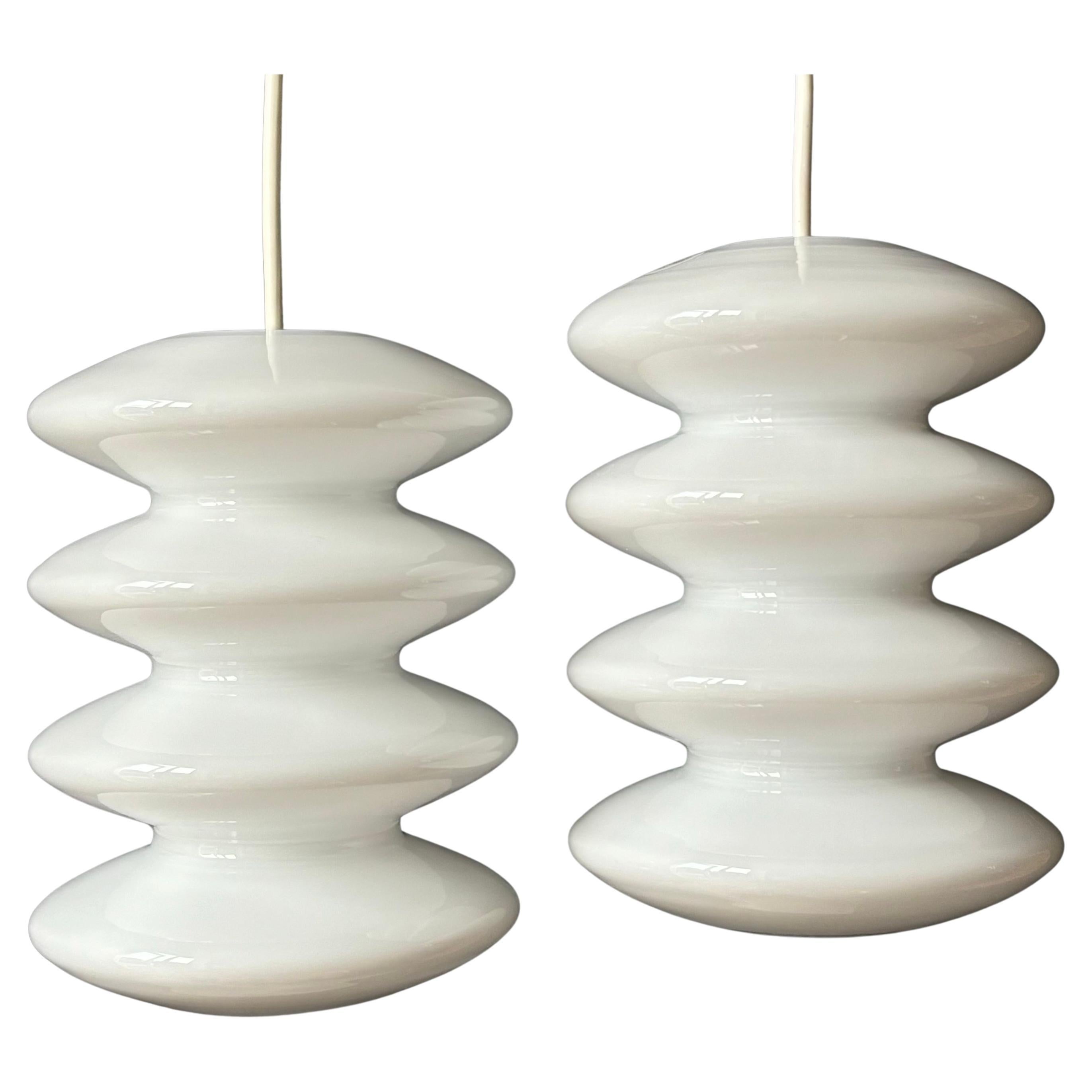 1 des 2 pendentifs Royal Scandinavia en verre blanc à étages, 2003