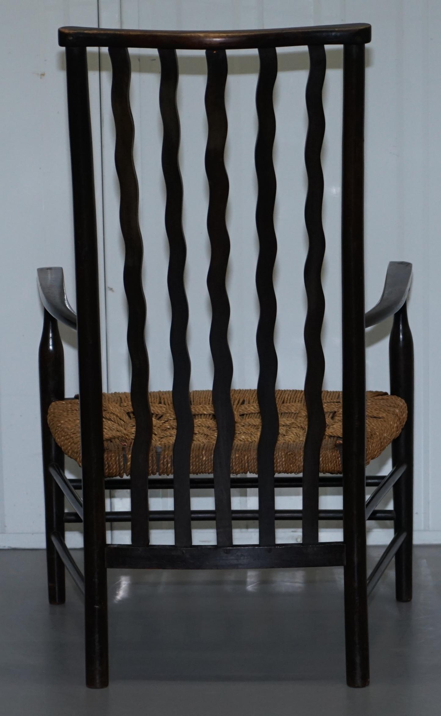 1 des 2 petits fauteuils Morris & Co Liberty London Lathback tissés du 19ème siècle en vente 5