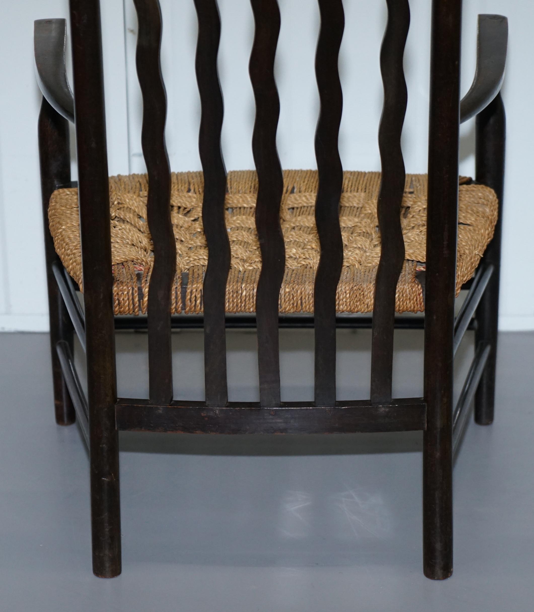 1 des 2 petits fauteuils Morris & Co Liberty London Lathback tissés du 19ème siècle en vente 6