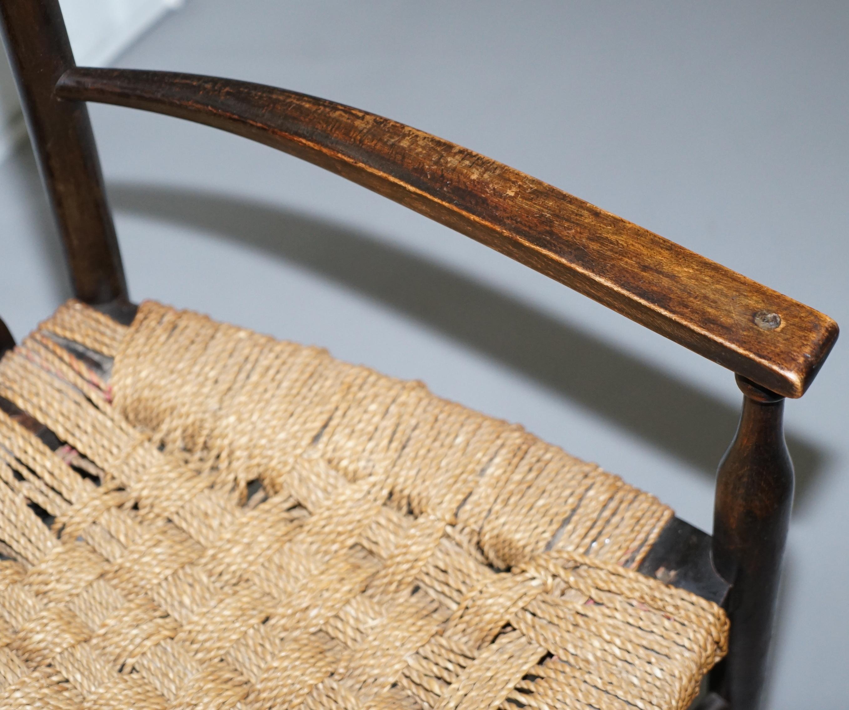 XIXe siècle 1 des 2 petits fauteuils Morris & Co Liberty London Lathback tissés du 19ème siècle en vente