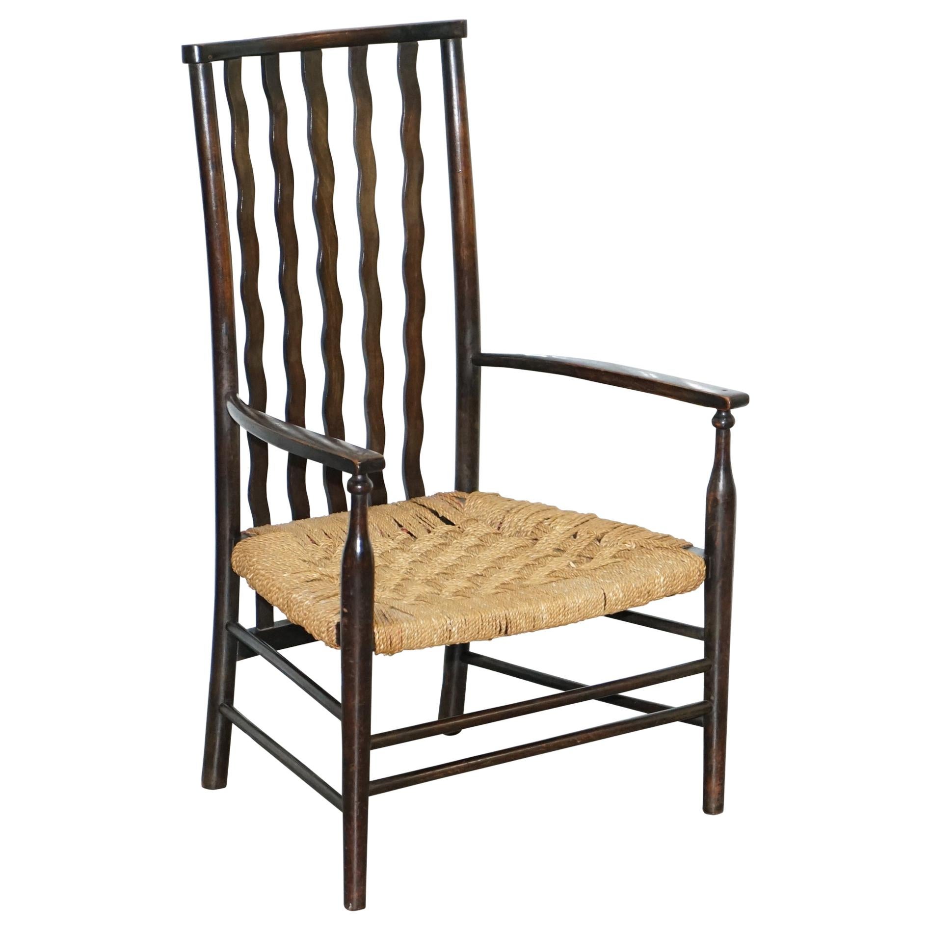 1 des 2 petits fauteuils Morris & Co Liberty London Lathback tissés du 19ème siècle