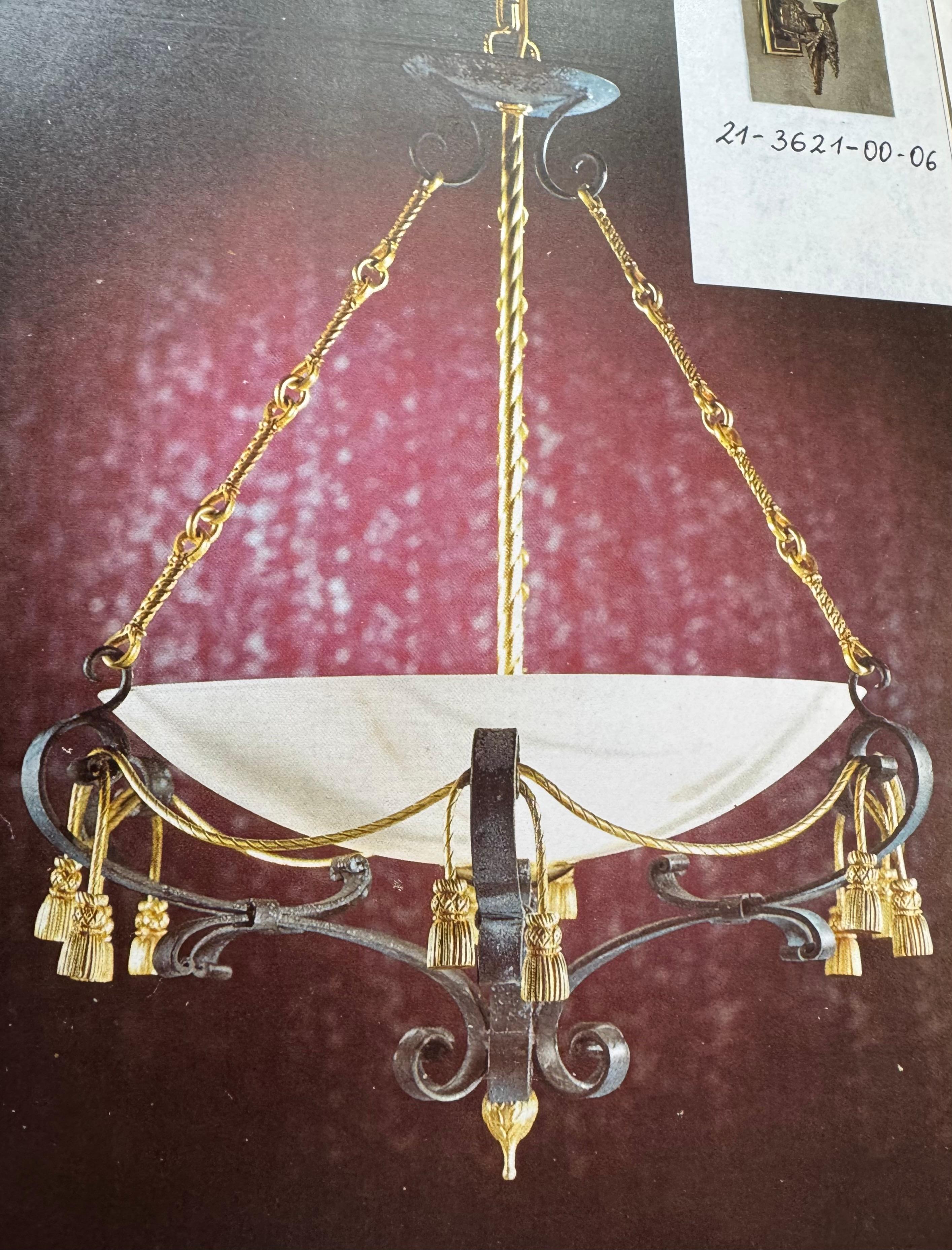 Lampadario Synchron del 1990 in ferro, ottone dorato e vetro

Questo caratteristico lampadario combina ferro battuto scultoreo, dettagli in ottone dorato e una splendida coppa di vetro per creare un raffinato centrotavola decorativo. Il gambo