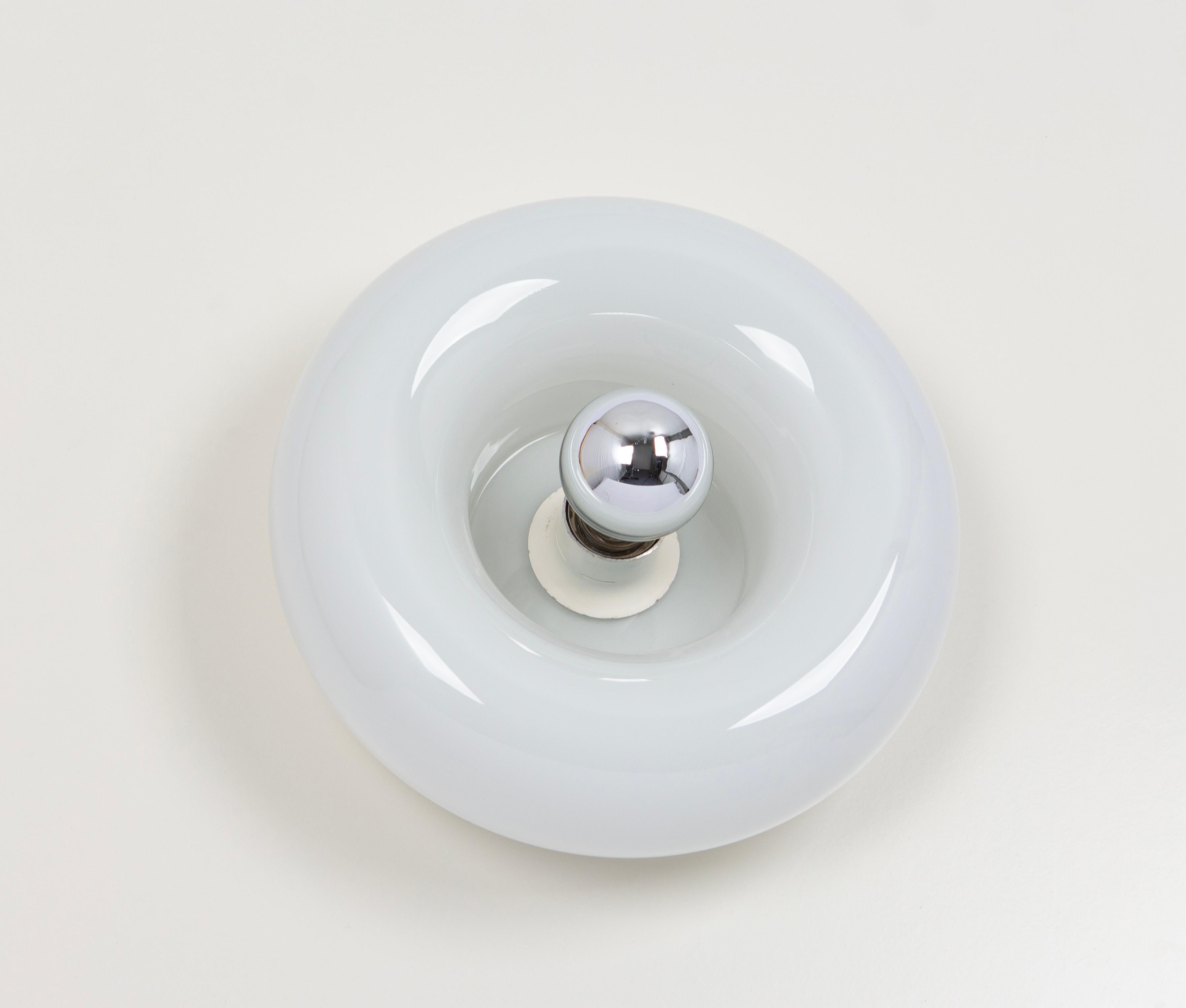 1 von 2 besonderen runden biomorphen Opal Murano Glas Wandleuchte in Doughnut Form entworfen Doria Leuchten, Deutschland, hergestellt, ca. 1960-1969.
Hohe Qualität, guter Zustand.
Sehr schöner Lichteffekt.
Gereinigt, gut verkabelt und