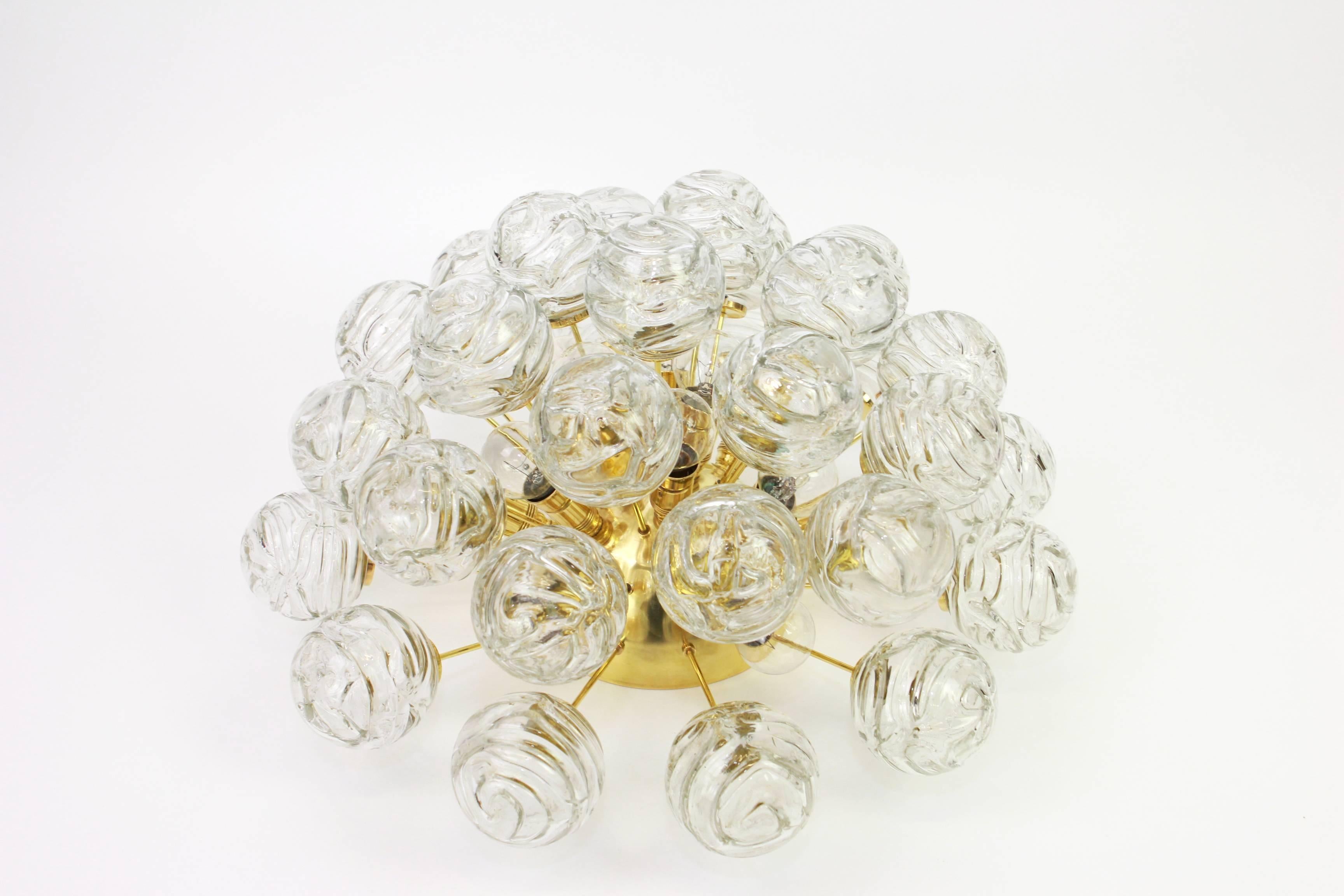 1 von 2 spektakulären Sputnik-Flushmount-Glasschneekugeln von Doria:: Deutschland:: 1970er Jahre (Moderne der Mitte des Jahrhunderts) im Angebot