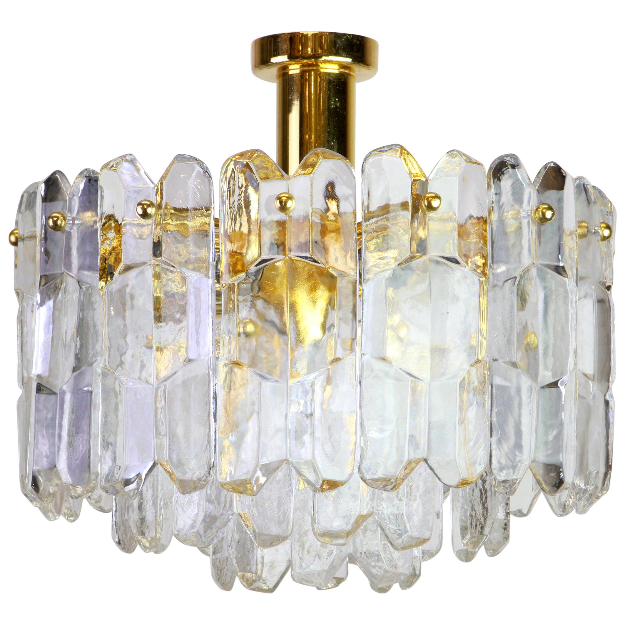 Diese wunderschöne Leuchte aus vergoldetem Messing besteht aus Murano-Kristallgläsern auf einem vergoldeten Messingrahmen. Es wurde von Kalmar (Serie: Palazzo), Österreich, hergestellt, ca. 1970-1979.

Es braucht sieben kleine Glühbirnen und ist
