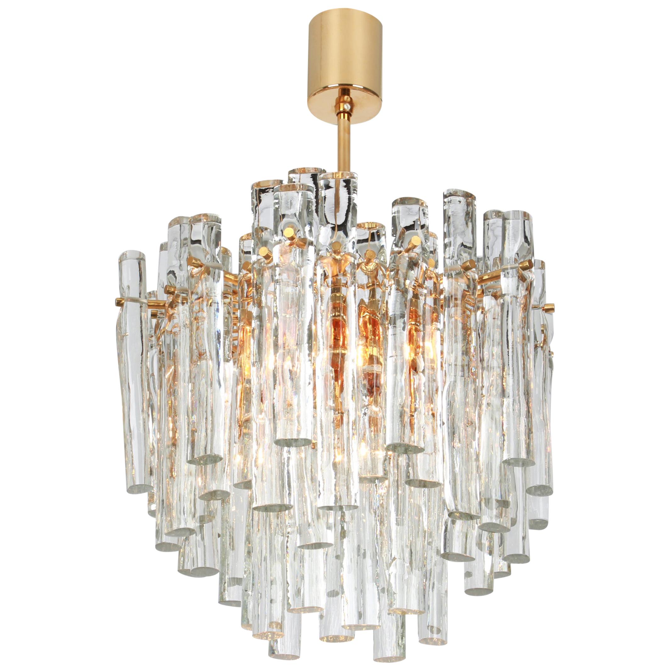 A stunning chandelier by Kinkeldey, Germany, manufactured in circa 1970-1979. A handmade and high quality piece. The ceiling fixture and the frame are made of brass and a ring with lots of facetted crystal glass elements.
Modell: Cascade
Sockets: