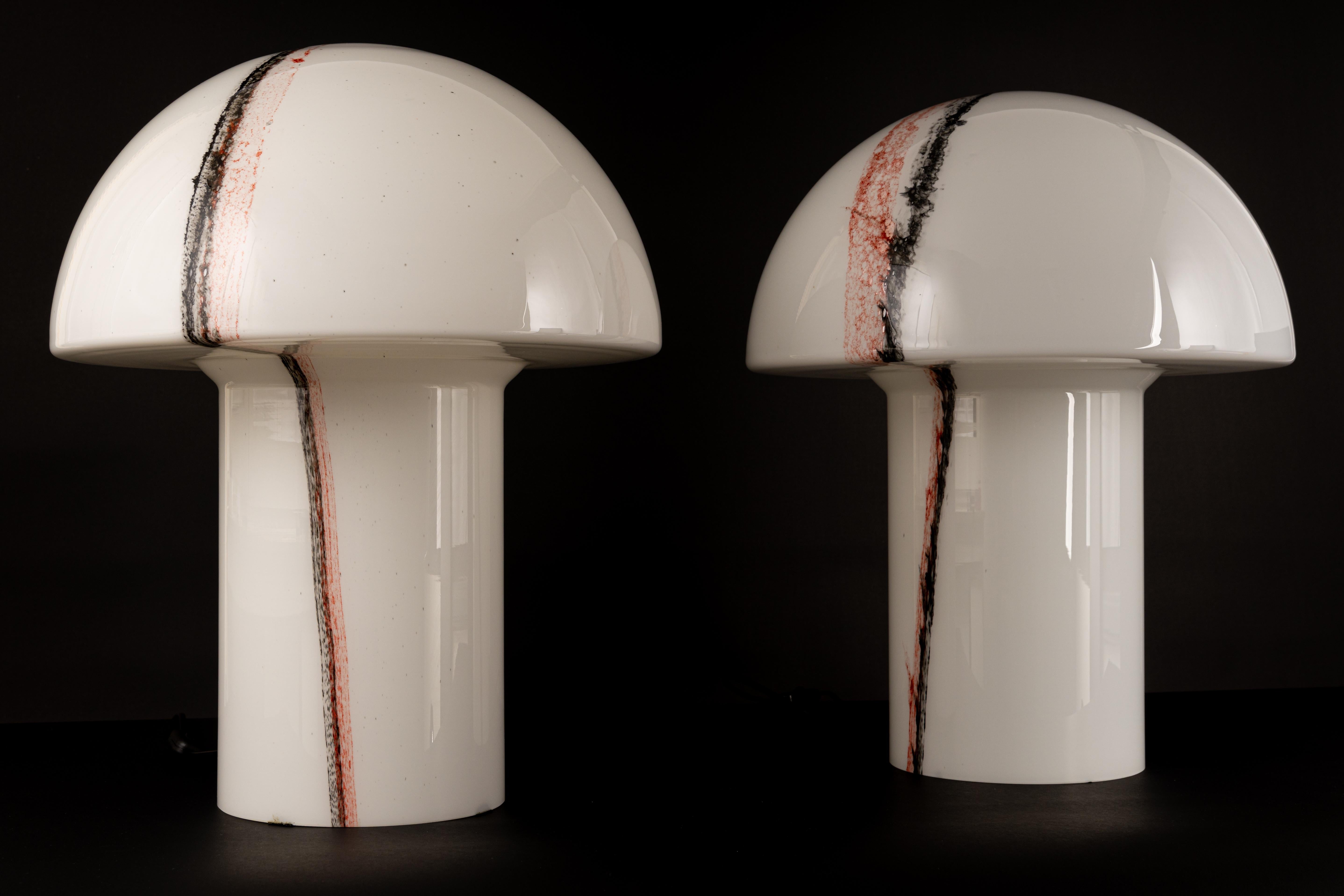 Wonderful pair of extra-large midcentury mushroom table lamps by Peill & Putzler, Germany, 1970s.
Made of a single piece of blown and cased glass with black and red pigment inclusions which have been applied in an abstract expressionist manner.
This