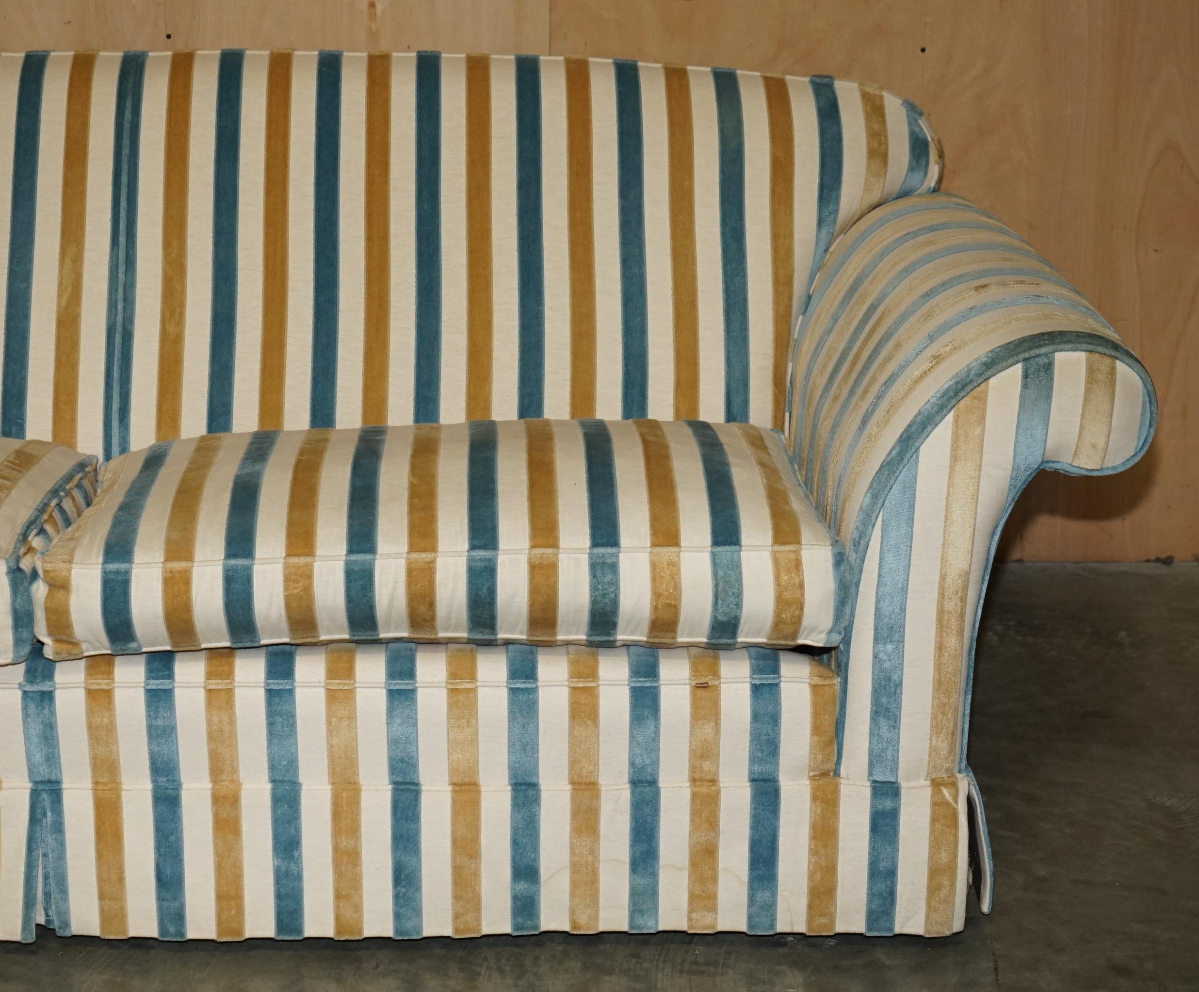20ième siècle 1 OF 2 STUNNING MULBERRY HOME DESIGNER CONTEMPORAIN STRIPED THREE SEATER SOFAs en vente