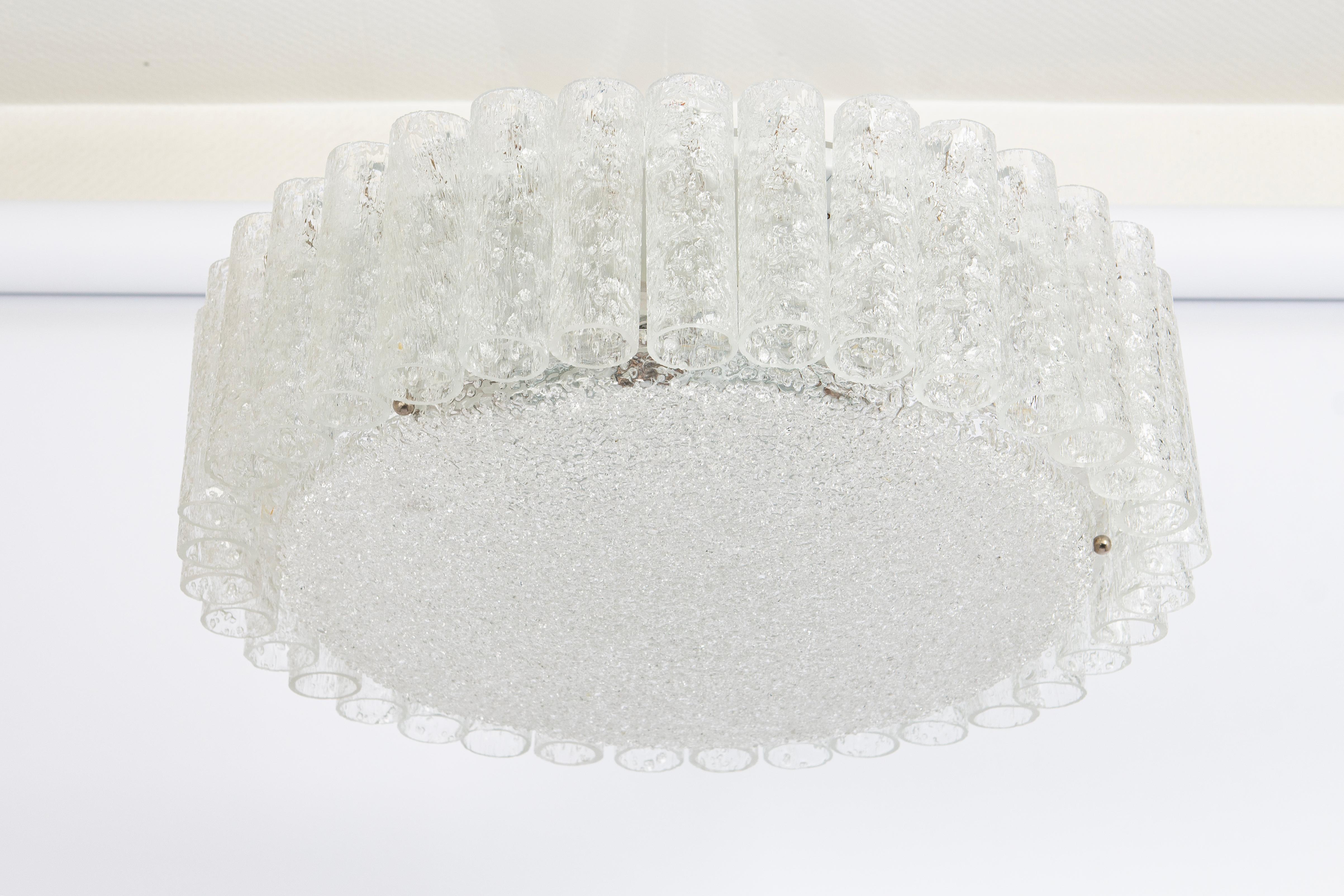 Fantastique lustre du milieu du siècle par Doria, Allemagne, fabriqué, vers 1960-1969. De nombreux cylindres en verre de Murano sont suspendus au luminaire.

De haute qualité et en très bon état. Nettoyé, bien câblé et prêt à l'emploi. 

Le
