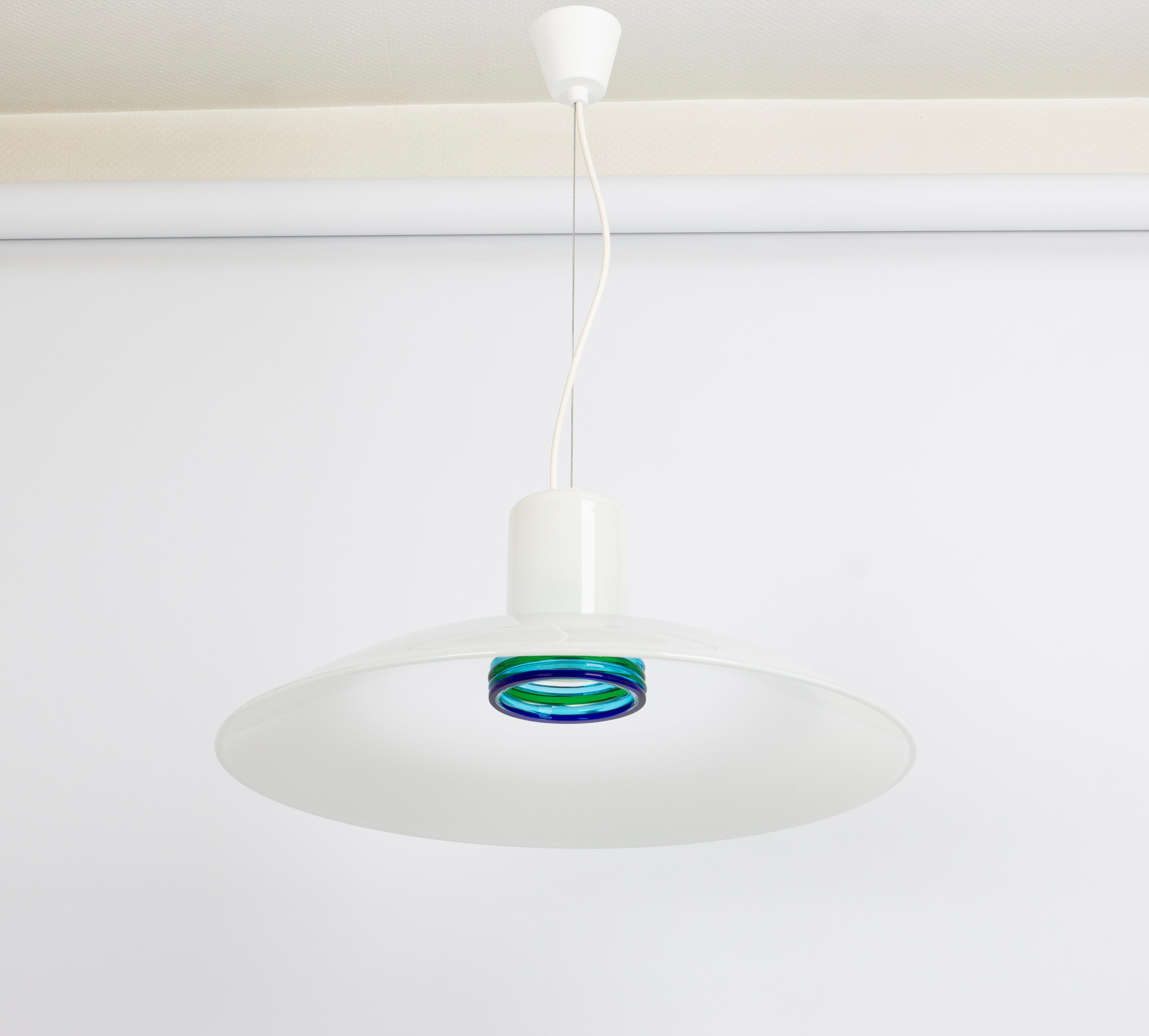 Splendida lampada a sospensione di Murano con quattro parti in vetro di Murano bianco e trasparente realizzate a mano e sostenute da una cornice, progettata da Leucos, Italia, negli anni '80.

Di qualità pesante e in ottime condizioni. Pulito, ben