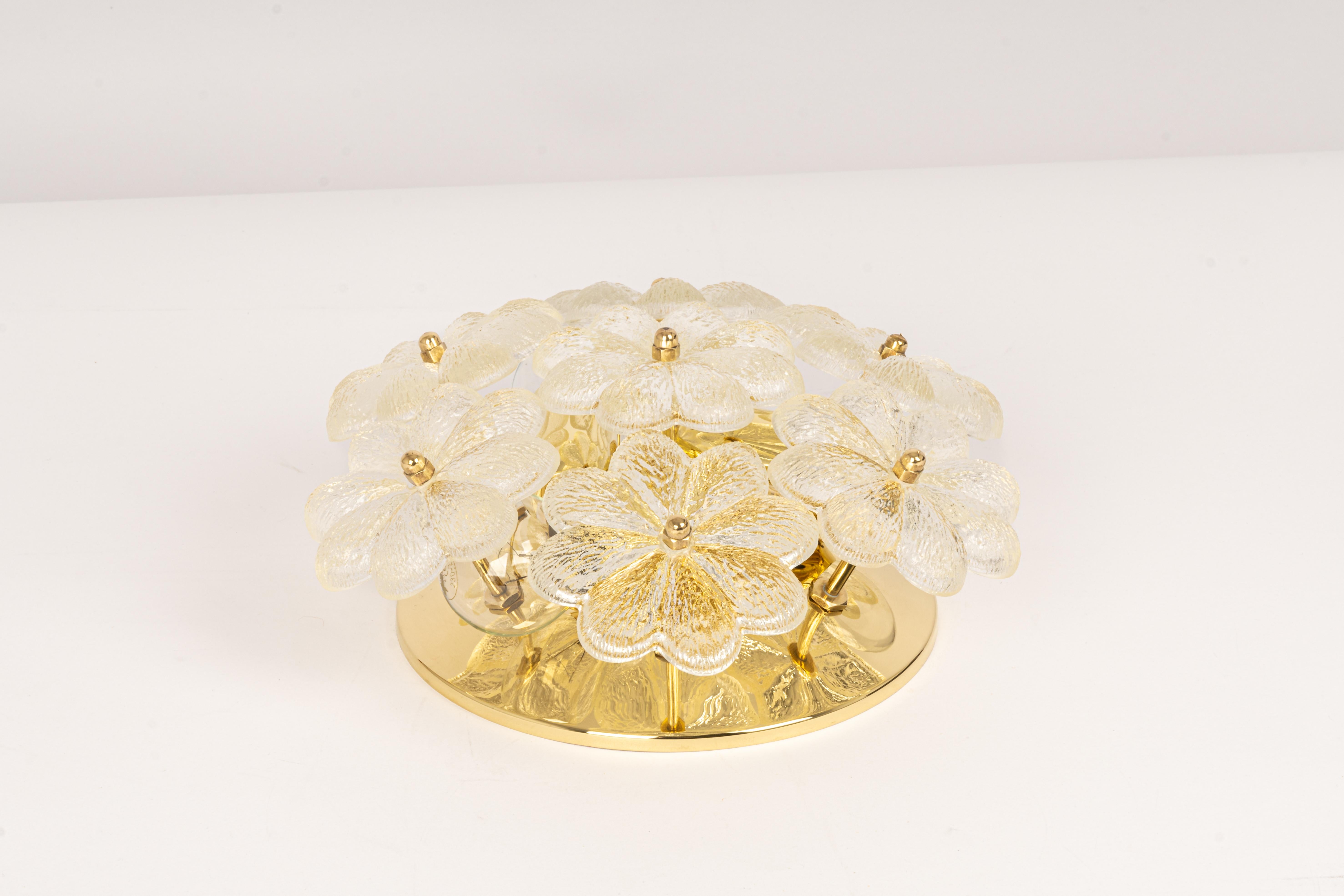 Petite mid-century flush mount light or wall sconce with 7 Murano glass flowers over a polished brass base, made by Ernst Palme in Germany, 1970s.
Wonderful light effect.
High quality and in very good condition. Cleaned, well-wired, and ready to