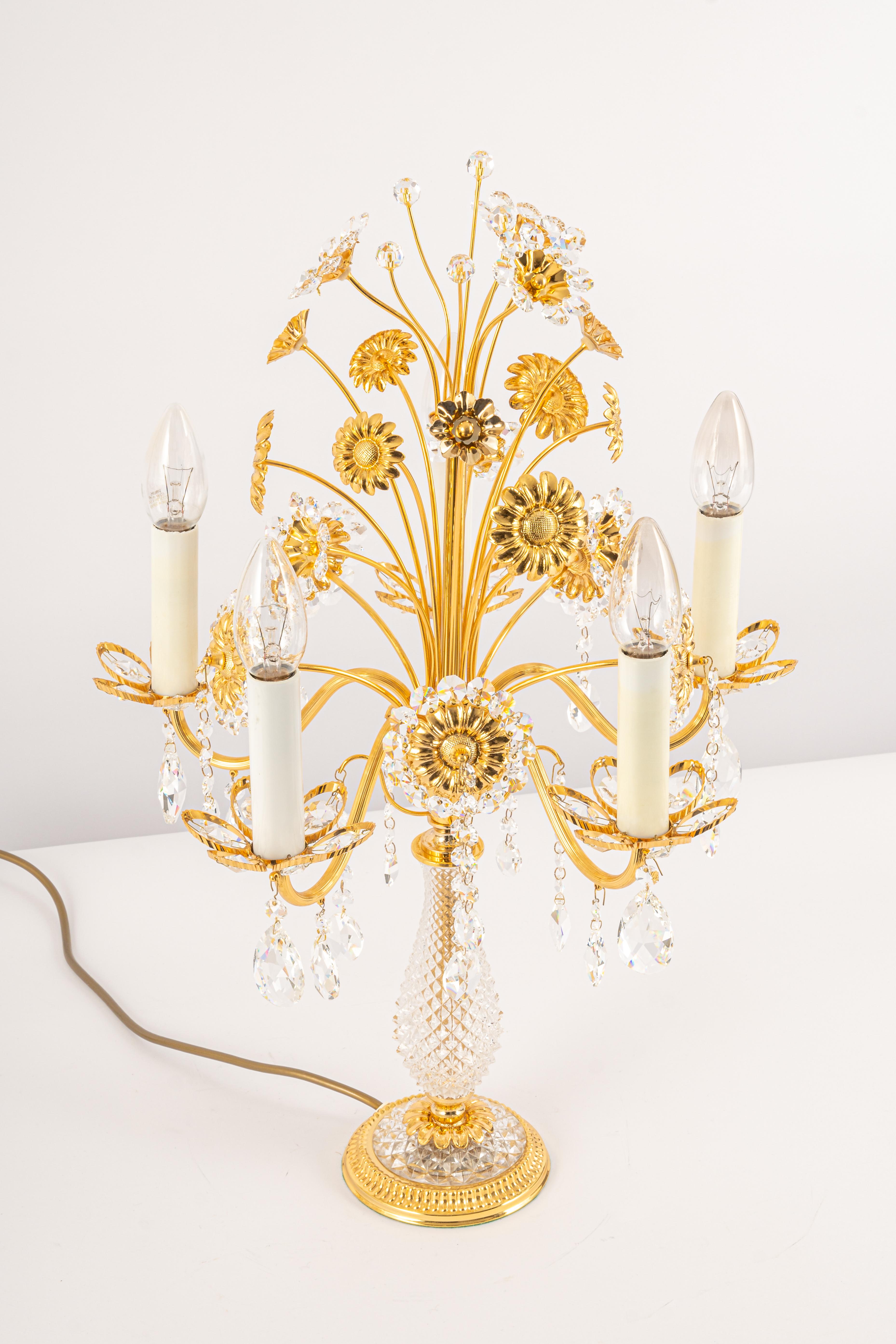 1 de 2 lampes de table étonnantes par Palwa, Allemagne, 1970
Cadre en laiton doré et verres en cristal.

Douilles : La lampe de table a besoin de 5 petites ampoules E14 pour s'éclairer.
Les ampoules ne sont pas incluses. Il est possible
