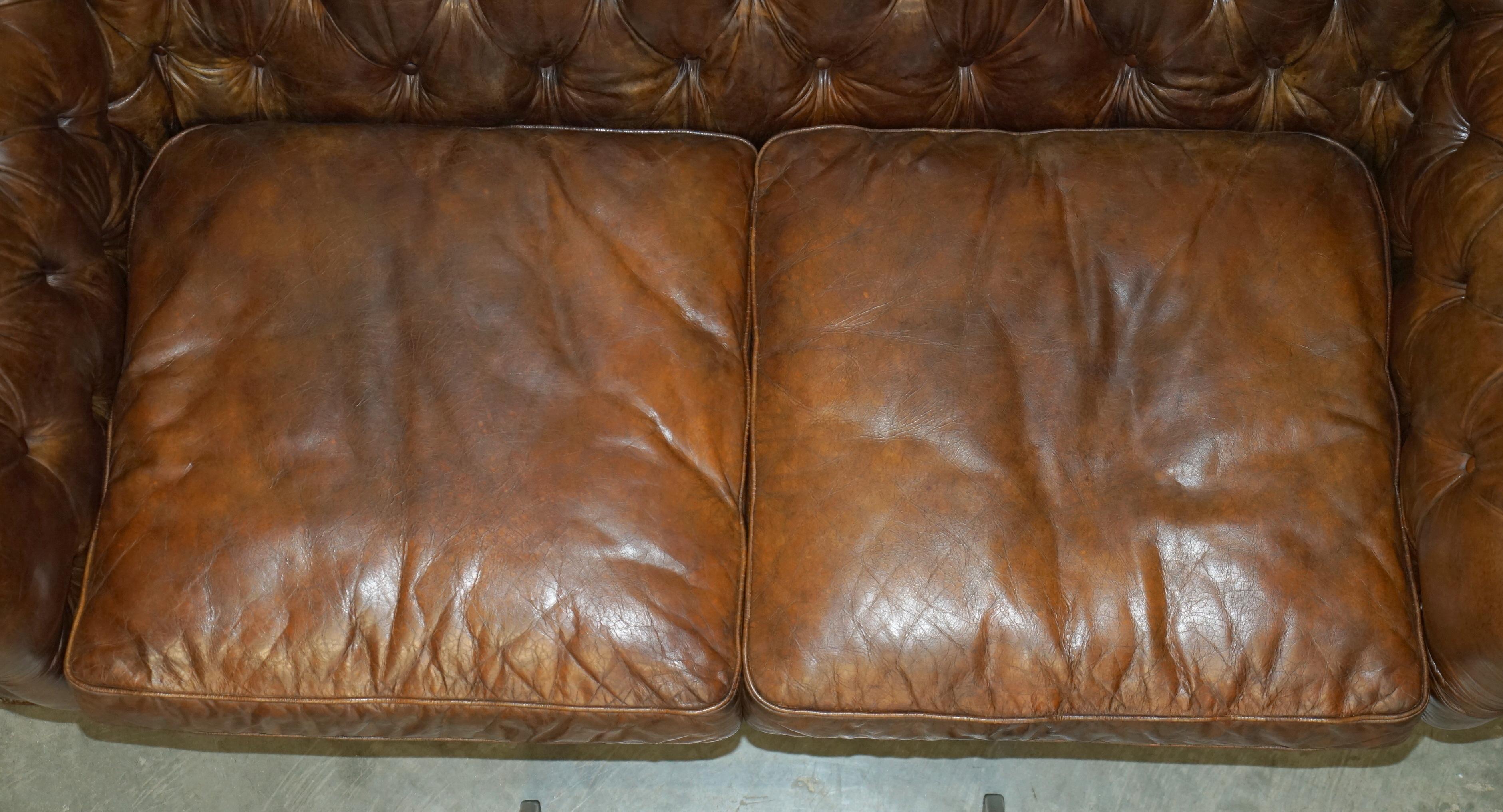 1 DE 2 SOFAS TIMOTHY OULTON HERITAGE BROWN OVERSIZED LEATHER CHESTERFIELD HALO en vente 3