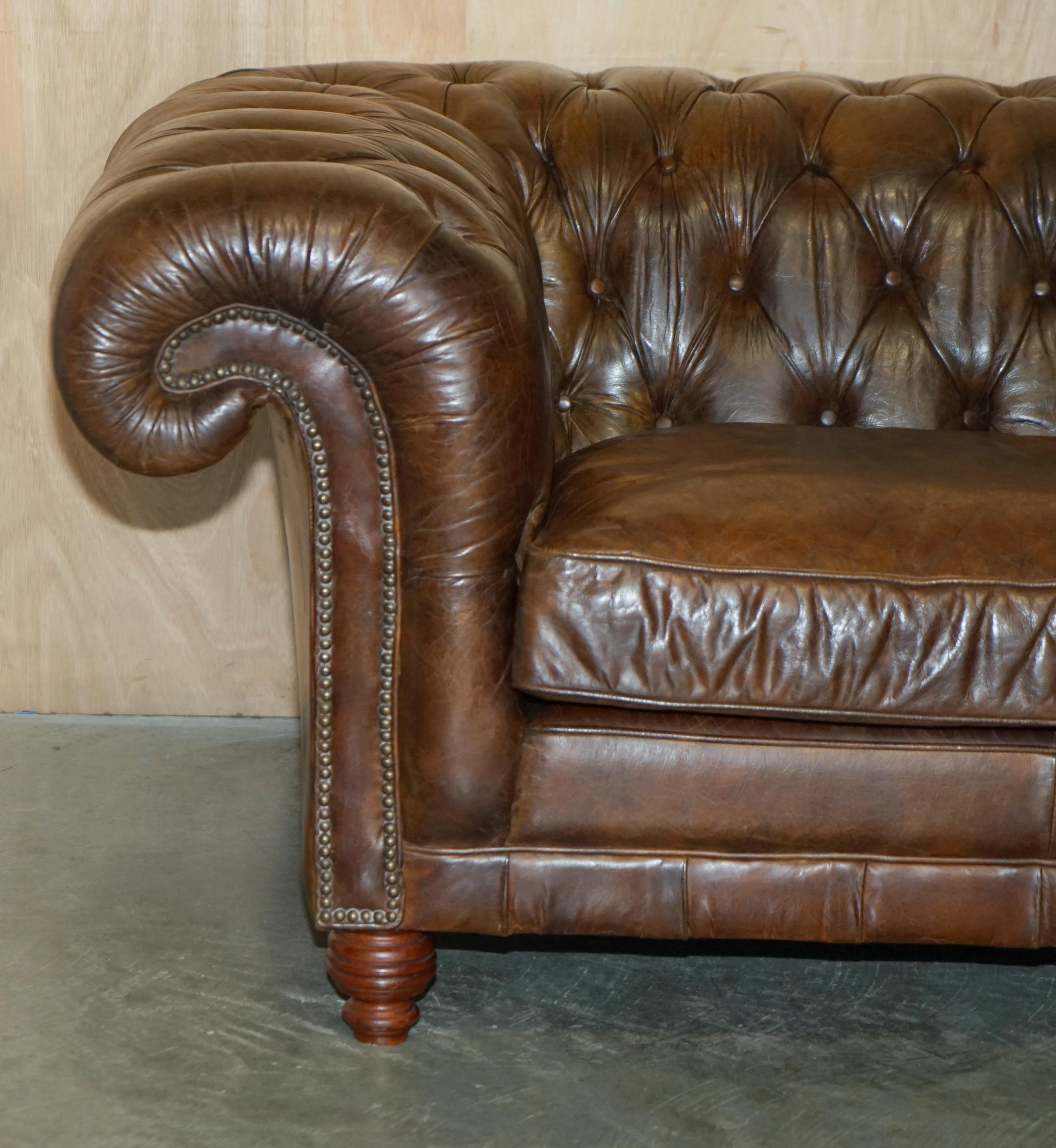 Chesterfield 1 DE 2 SOFAS TIMOTHY OULTON HERITAGE BROWN OVERSIZED LEATHER CHESTERFIELD HALO en vente