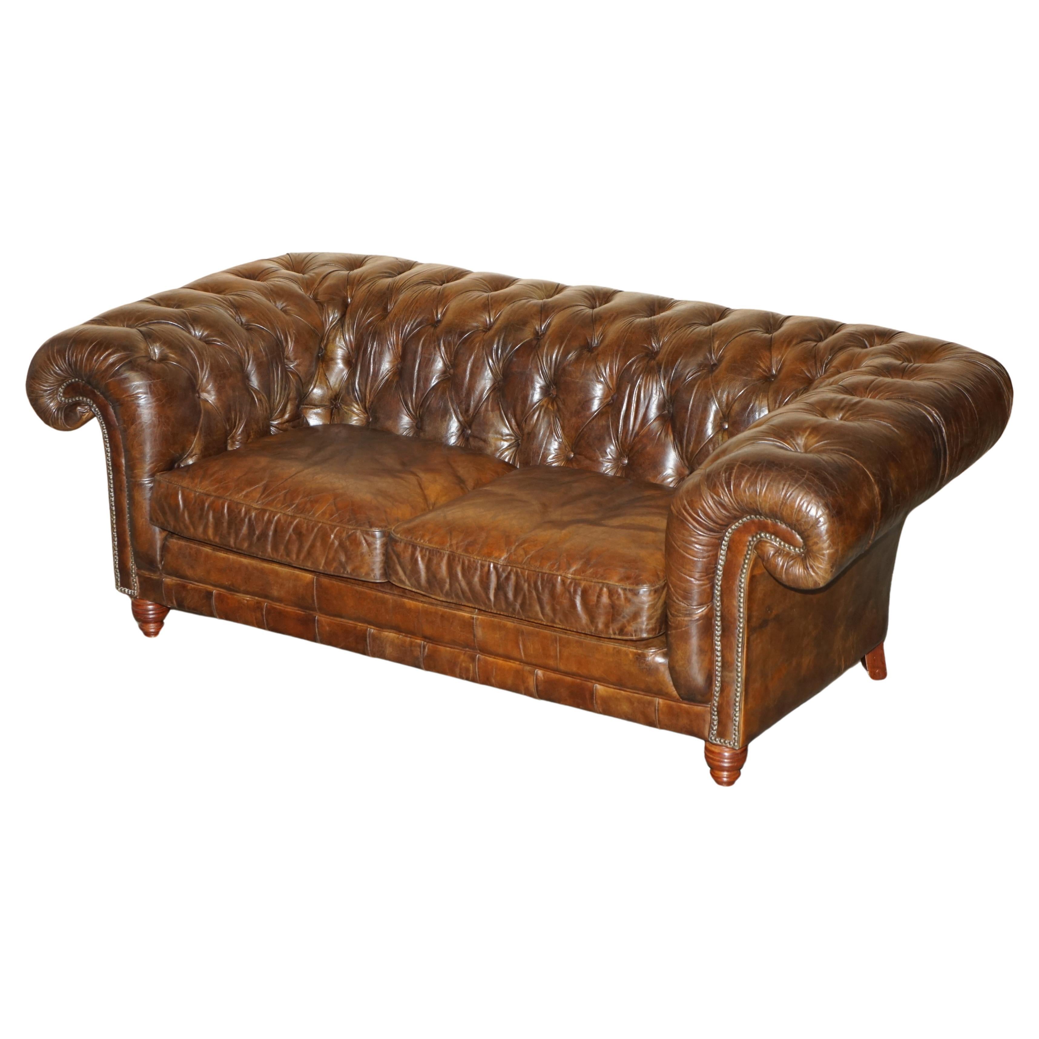 1 DE 2 SOFAS TIMOTHY OULTON HERITAGE BROWN OVERSIZED LEATHER CHESTERFIELD HALO en vente