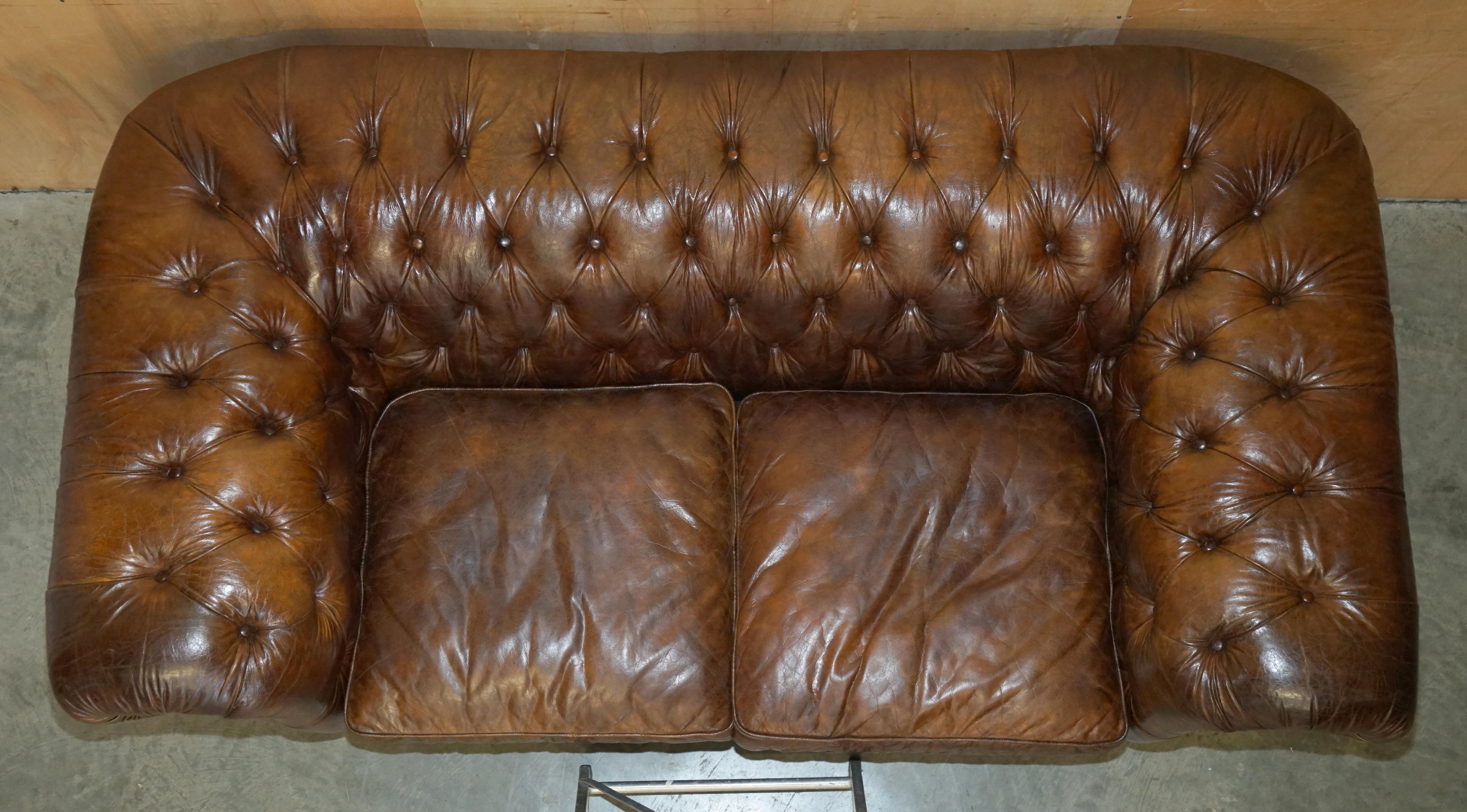 1 OF 2 TIMOTHY OULTON HERiTAGE BROWN VINTAGE LEATHER CHESTERFIELD HALO SOFAS For Sale 3
