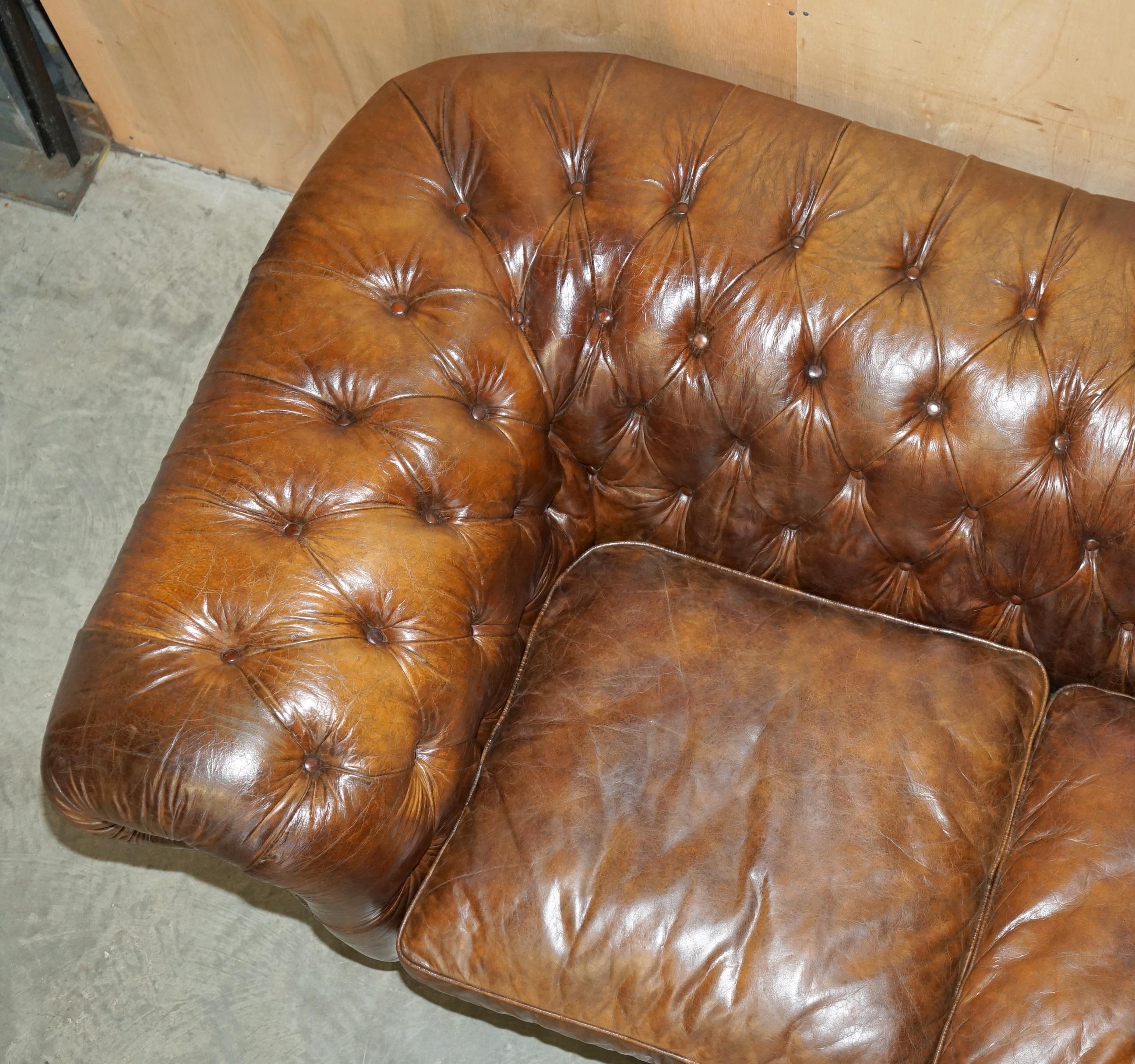 1 von 2 TIMOTHY OULTON HERiTAGE BROWN VINTAGE LEATHER CHESTERFIELD HALO SOFAS im Angebot 4