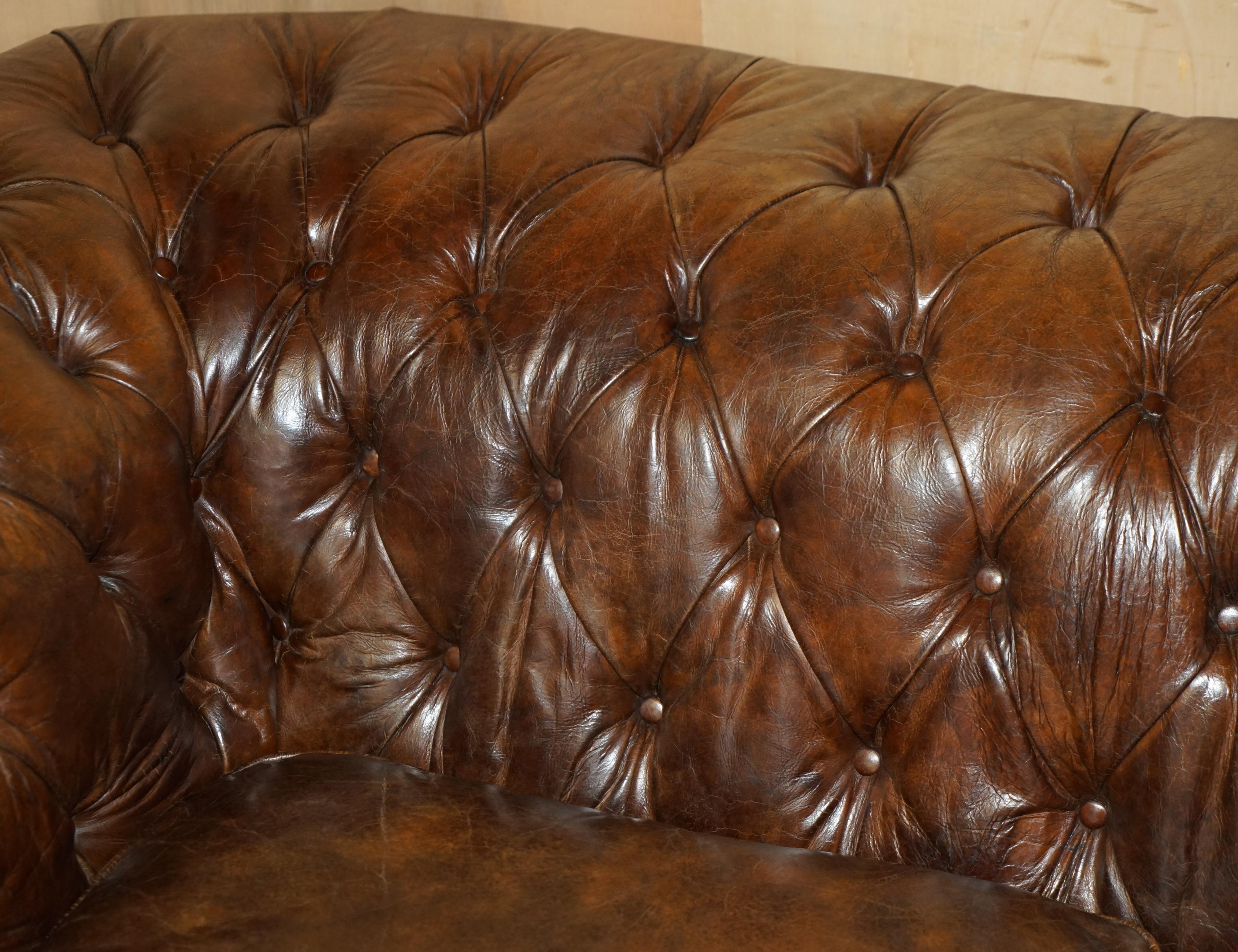 1 von 2 TIMOTHY OULTON HERiTAGE BROWN VINTAGE LEATHER CHESTERFIELD HALO SOFAS im Angebot 9