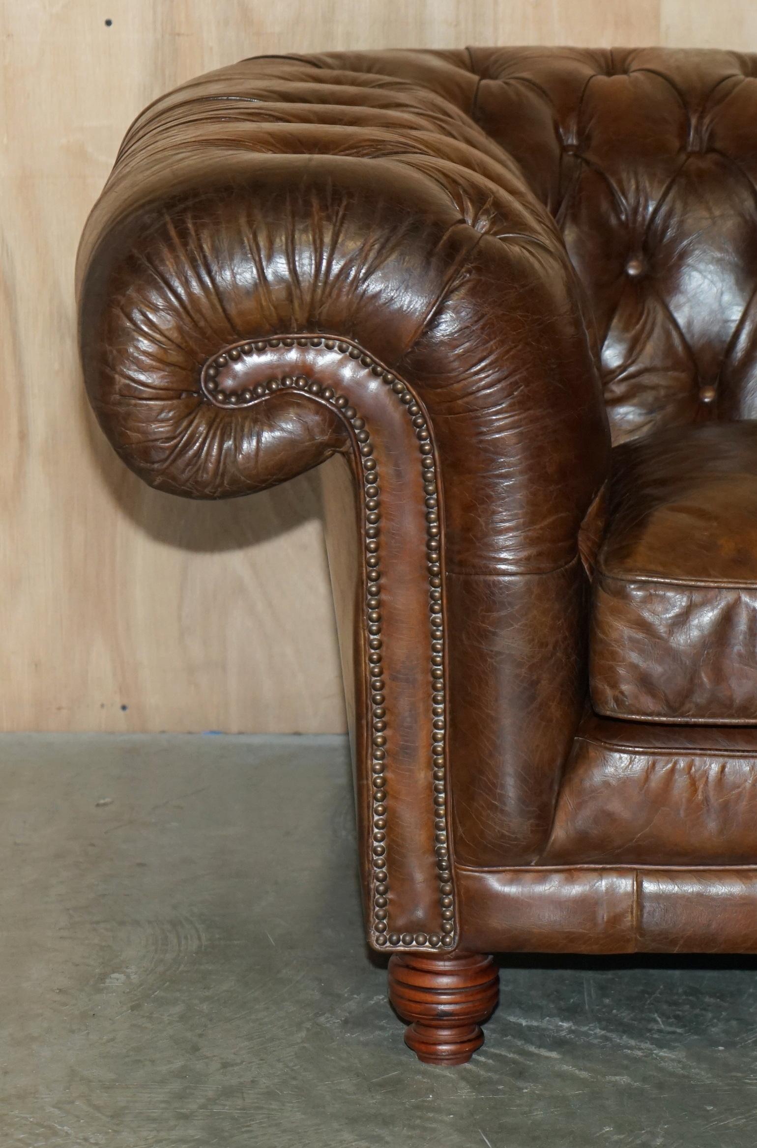 1 von 2 TIMOTHY OULTON HERiTAGE BROWN VINTAGE LEATHER CHESTERFIELD HALO SOFAS im Angebot 15