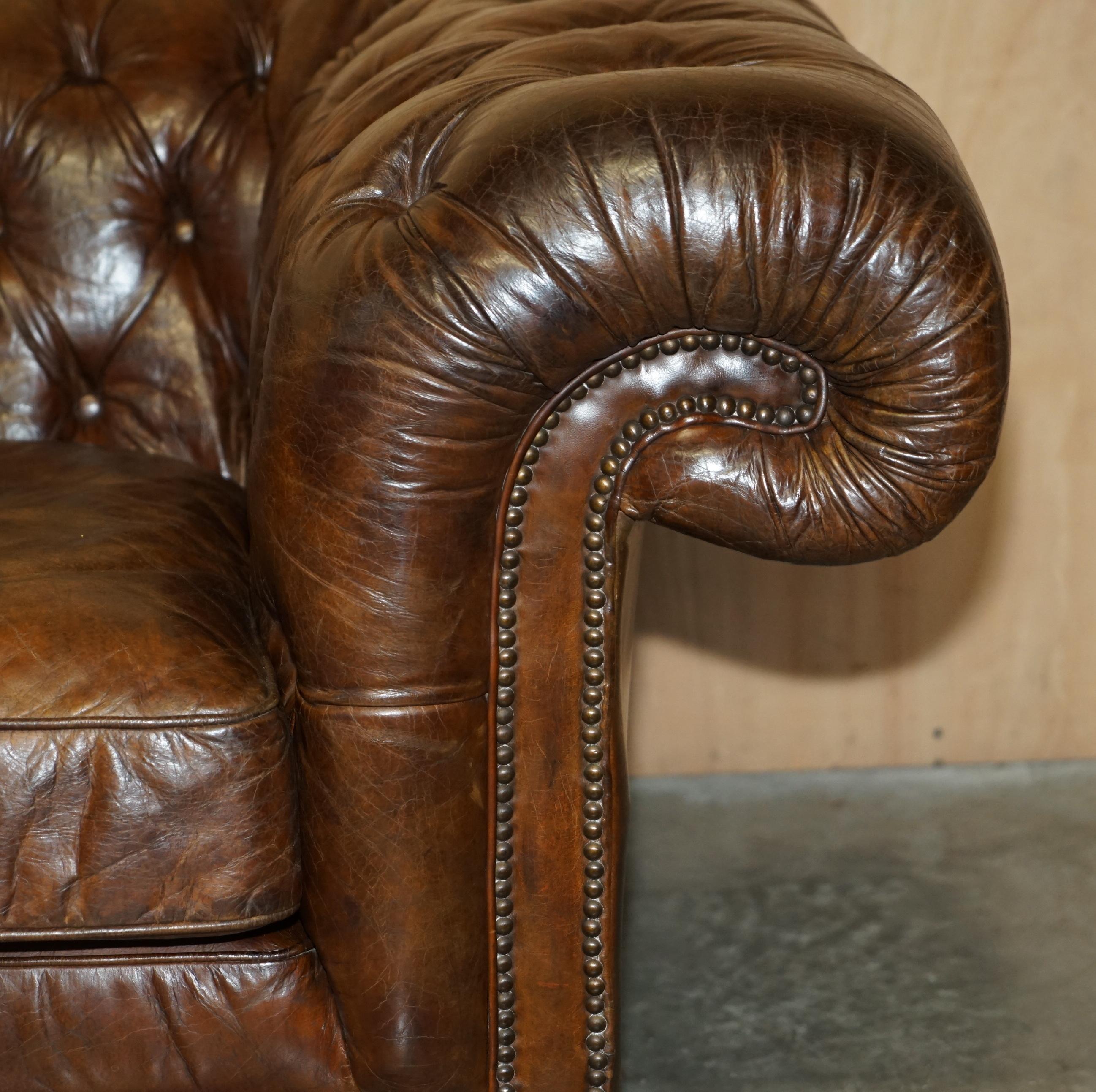 1 von 2 TIMOTHY OULTON HERiTAGE BROWN VINTAGE LEATHER CHESTERFIELD HALO SOFAS im Angebot 1