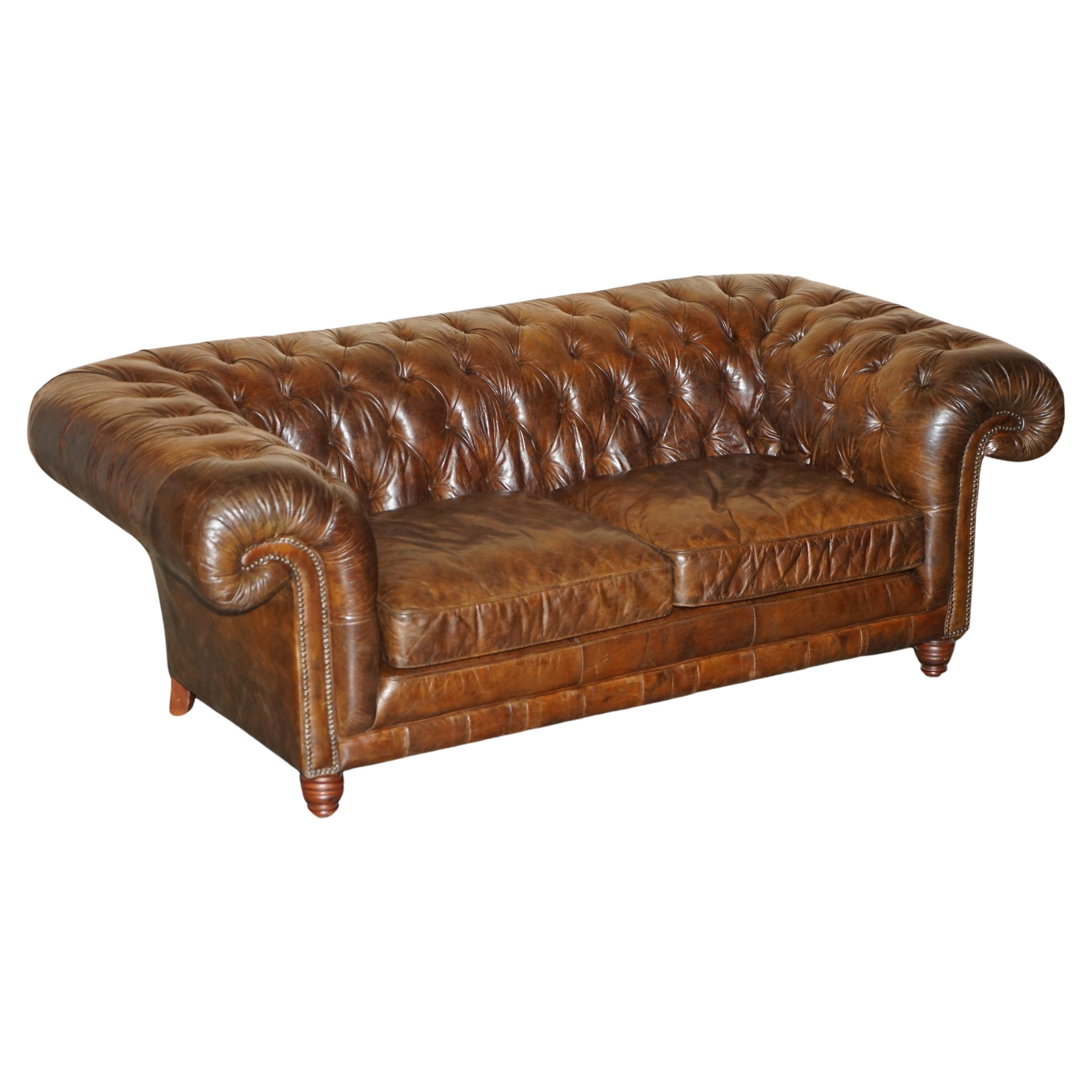 1 von 2 TIMOTHY OULTON HERiTAGE BROWN VINTAGE LEATHER CHESTERFIELD HALO SOFAS im Angebot