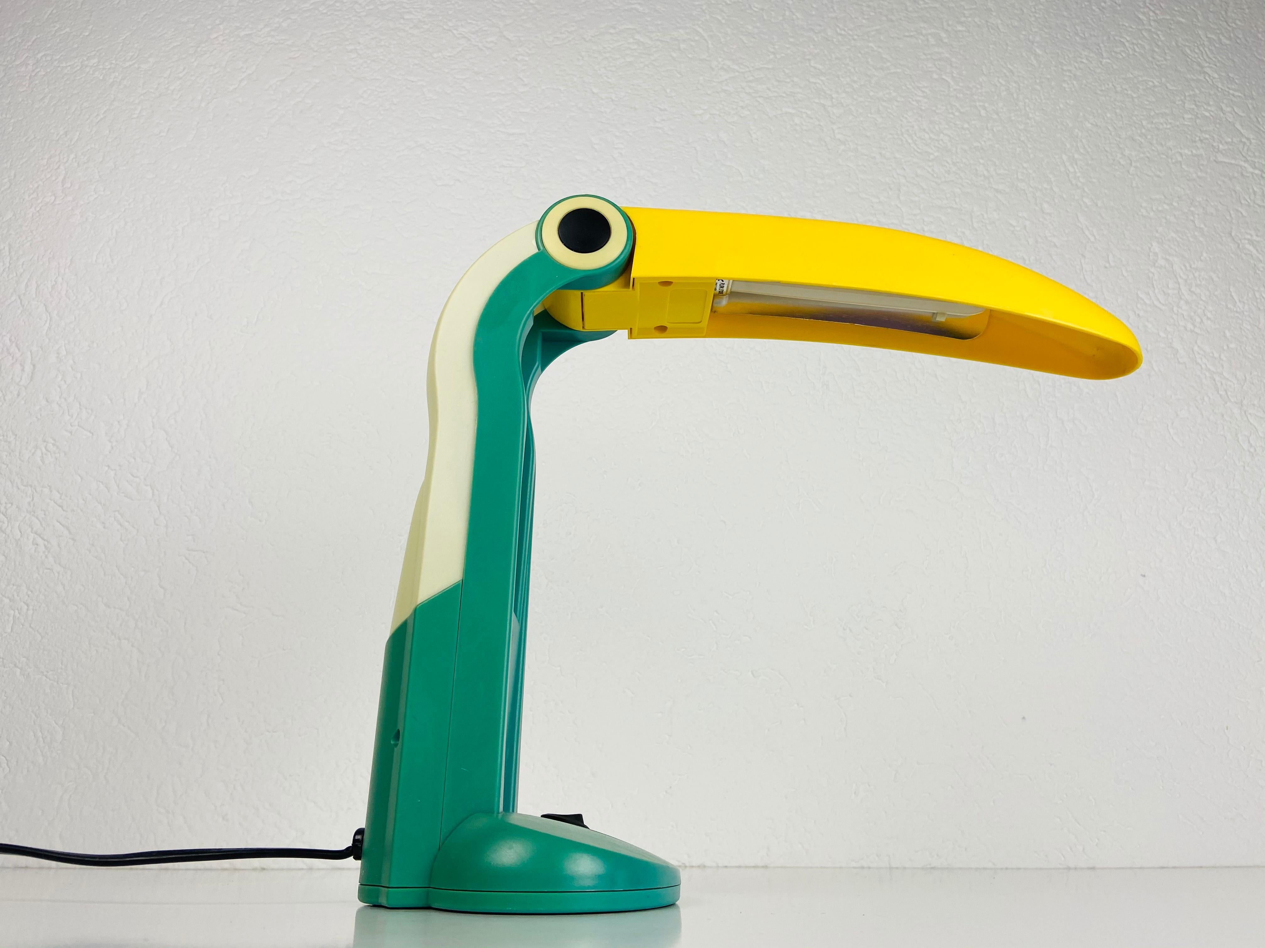 A beautiful table lamp designed by H.T. Huang for Huangslite in the 1990s. It is fascinating with its beautiful toucan design. The lamp is in a very good vintage condition and works perfectly. The head of the lamp is adjustable.