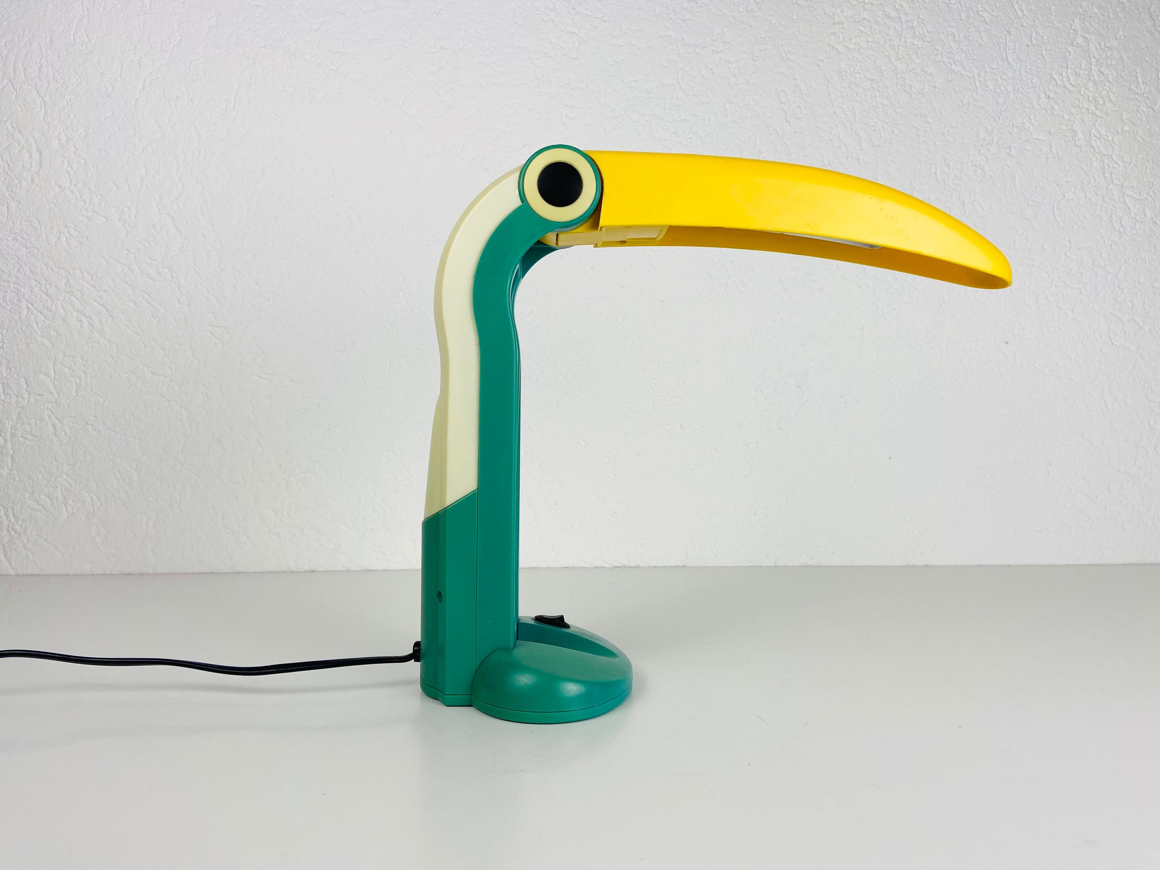 Plastique Lampe de table Toucan de H.T. Huang pour Huangslite, années 1990