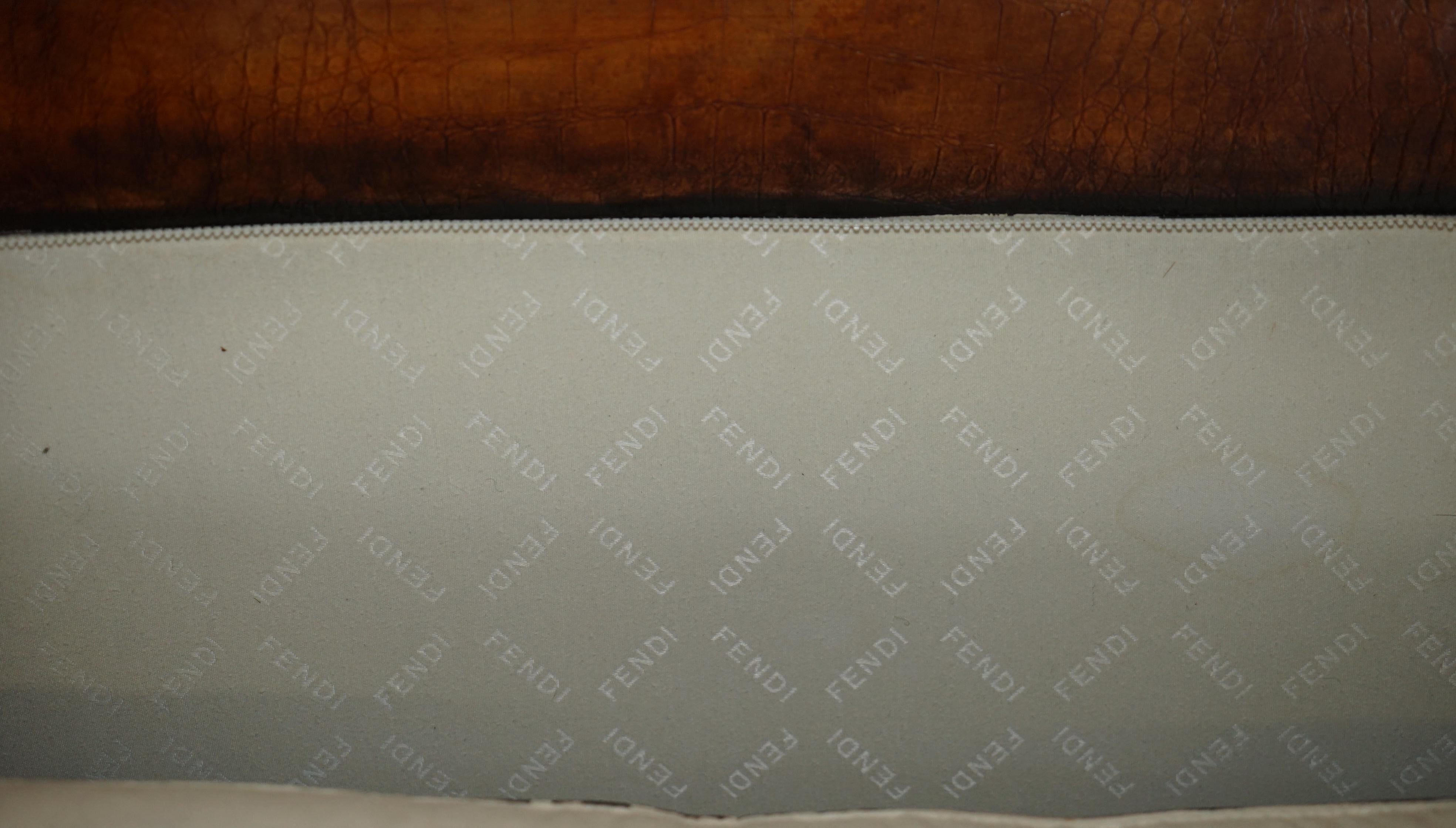 1 DES 2 SOFA UNIQUES ÉMBOSÉES FENDI CROCODiLE ALLIGATOR LEATHER PATINA HAND DYED en vente 2