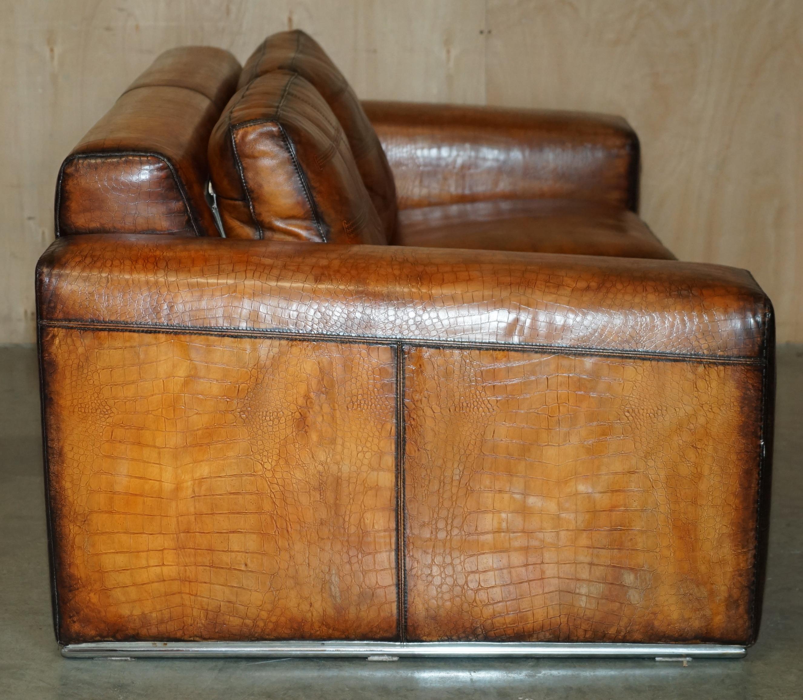 1 DES 2 SOFA UNIQUES ÉMBOSÉES FENDI CROCODiLE ALLIGATOR LEATHER PATINA HAND DYED en vente 3