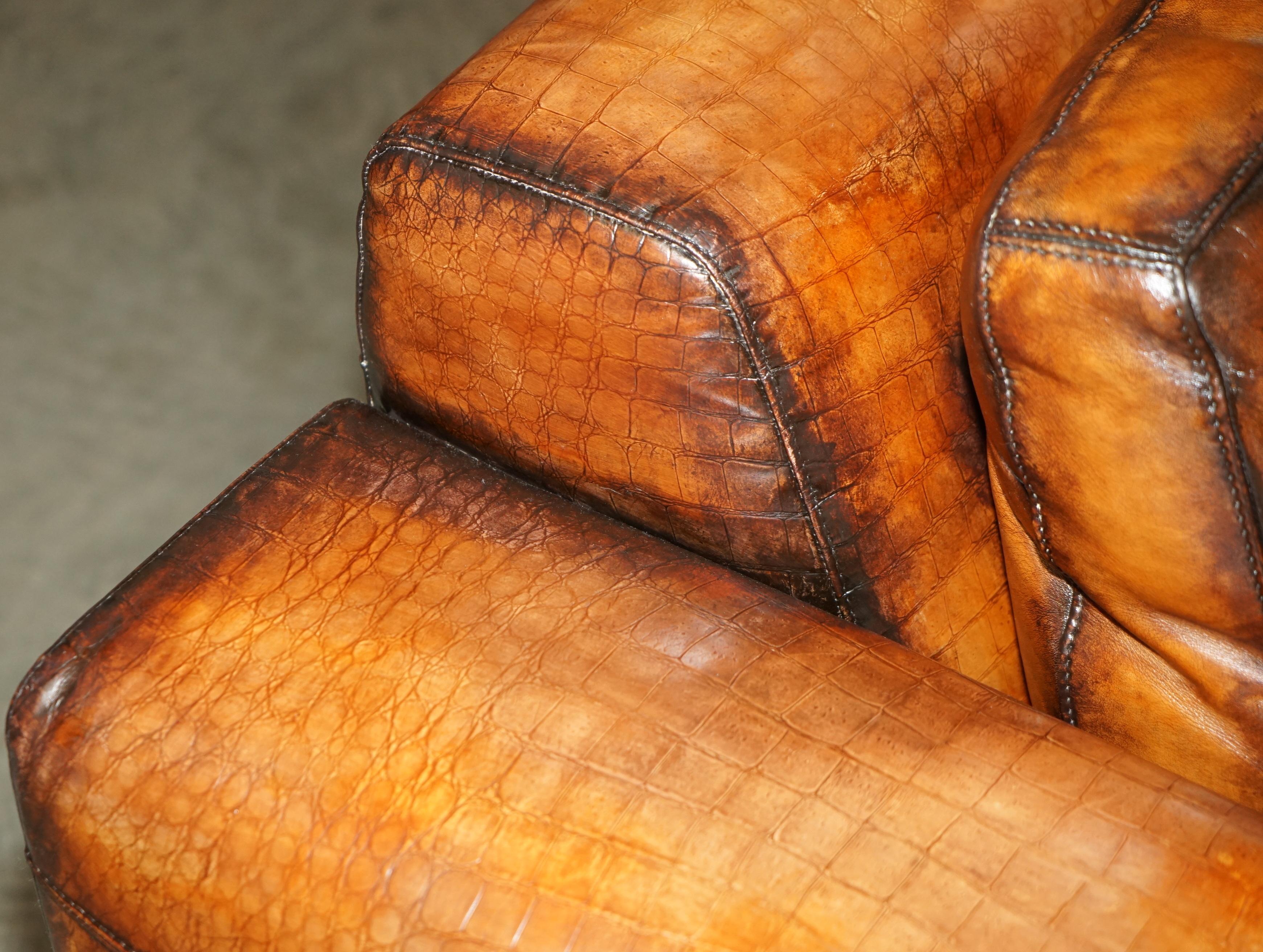 1 DES 2 SOFA UNIQUES ÉMBOSÉES FENDI CROCODiLE ALLIGATOR LEATHER PATINA HAND DYED en vente 4
