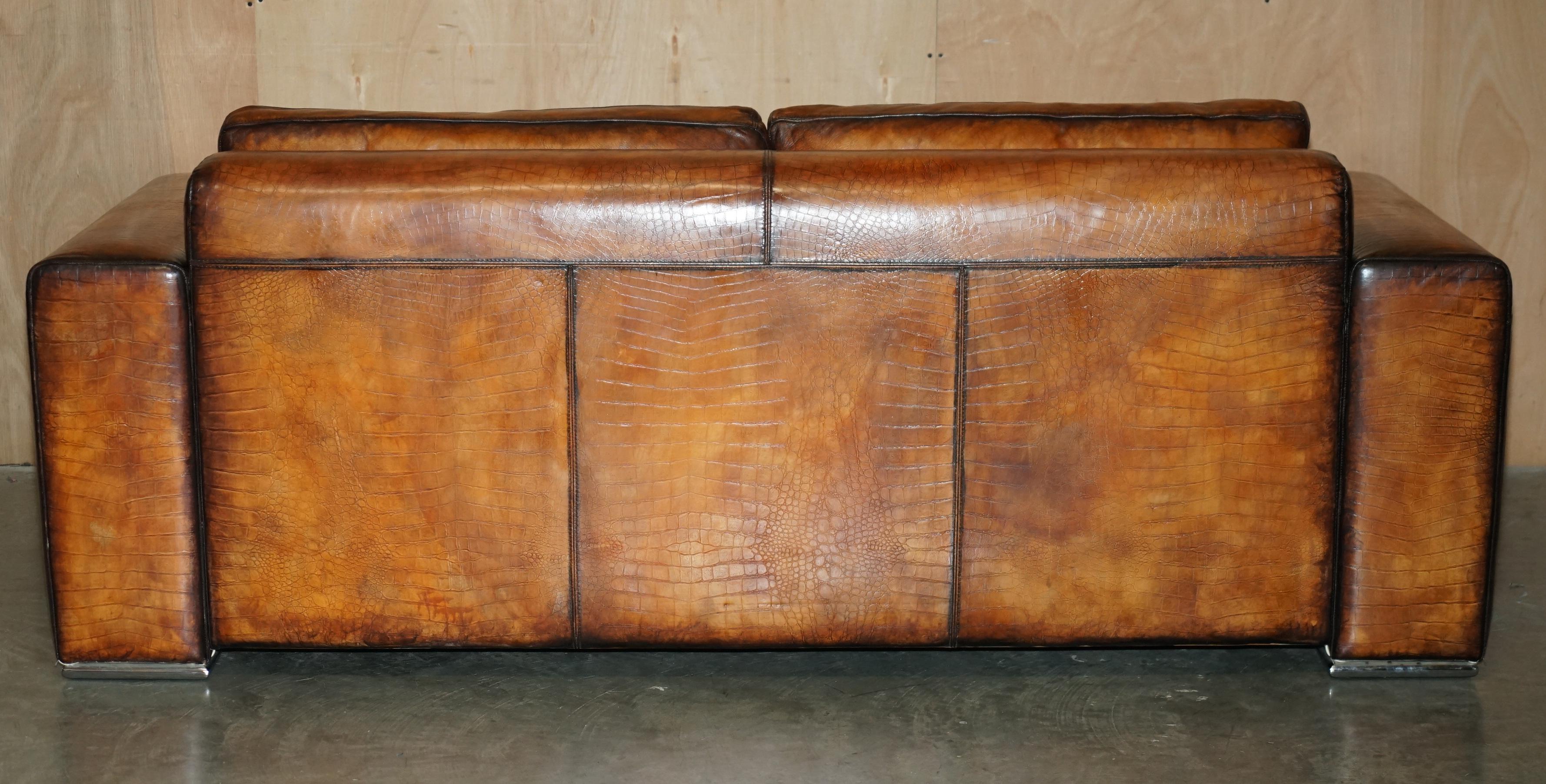 1 DES 2 SOFA UNIQUES ÉMBOSÉES FENDI CROCODiLE ALLIGATOR LEATHER PATINA HAND DYED en vente 5