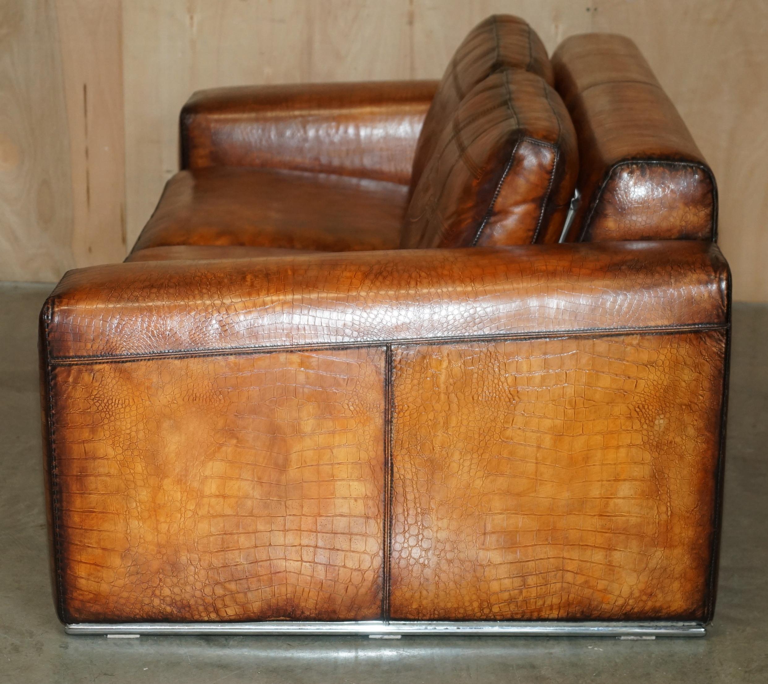 1 DES 2 SOFA UNIQUES ÉMBOSÉES FENDI CROCODiLE ALLIGATOR LEATHER PATINA HAND DYED en vente 7