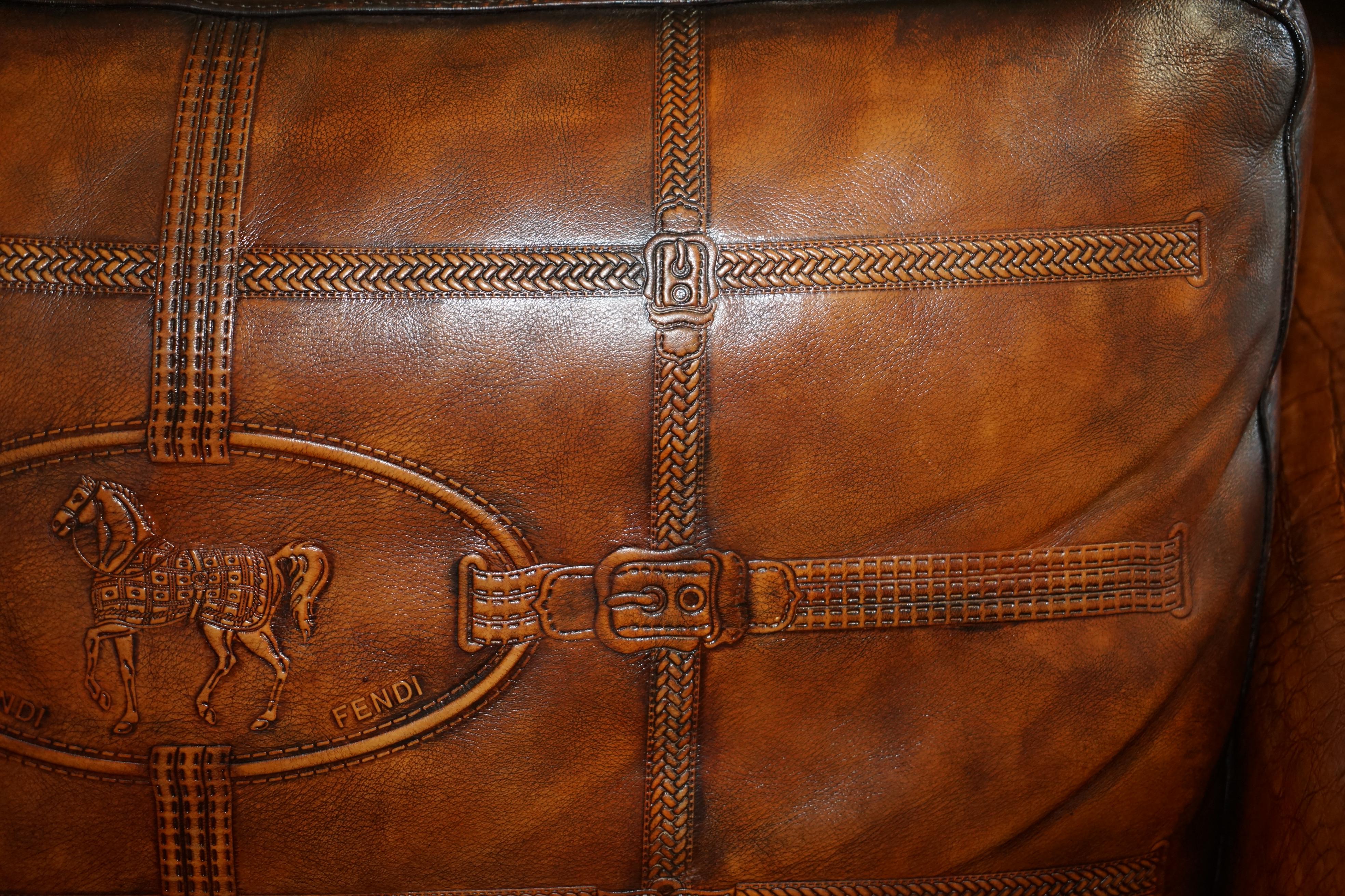 1 DES 2 SOFA UNIQUES ÉMBOSÉES FENDI CROCODiLE ALLIGATOR LEATHER PATINA HAND DYED en vente 9