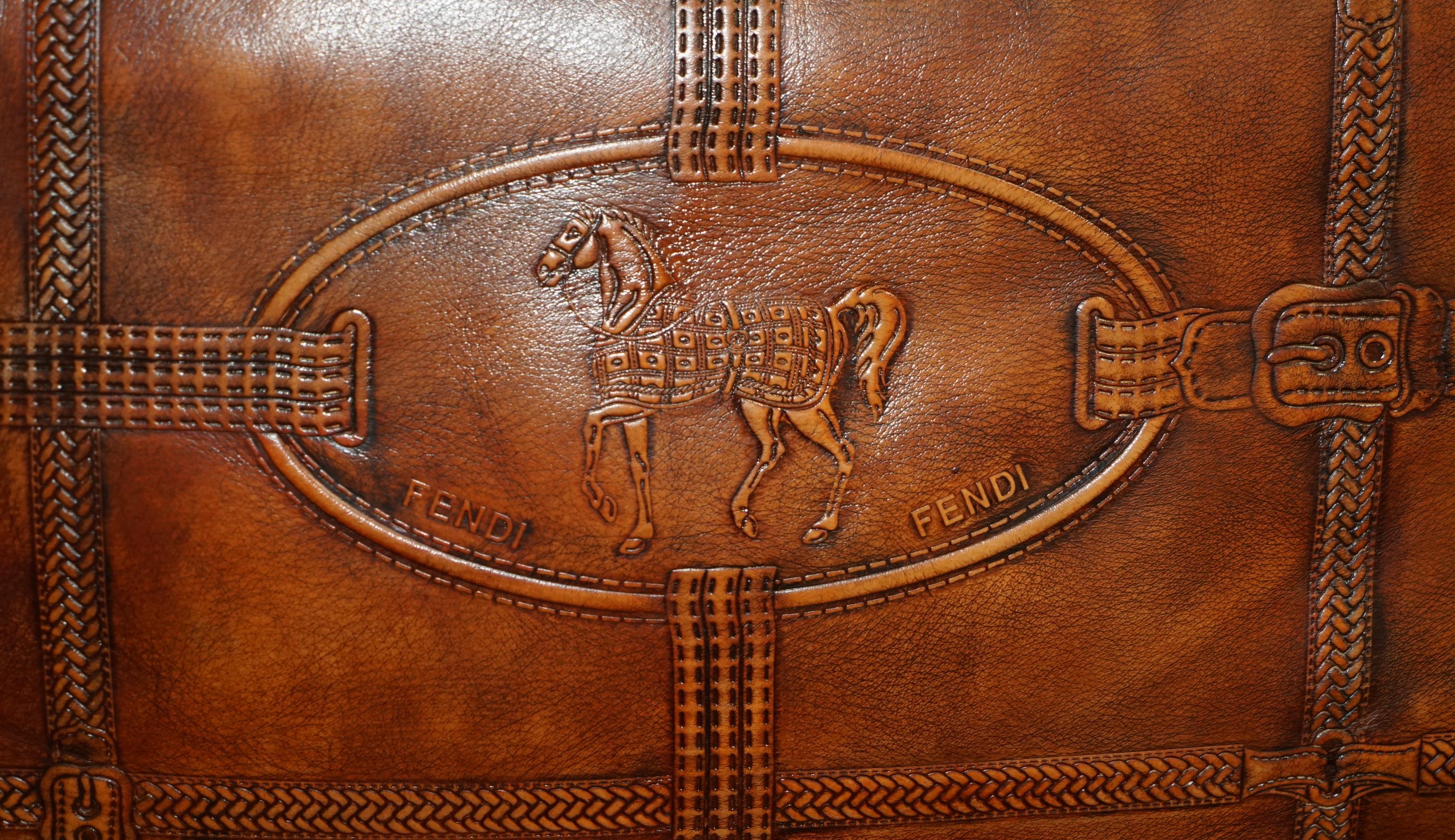 1 DES 2 SOFA UNIQUES ÉMBOSÉES FENDI CROCODiLE ALLIGATOR LEATHER PATINA HAND DYED en vente 10