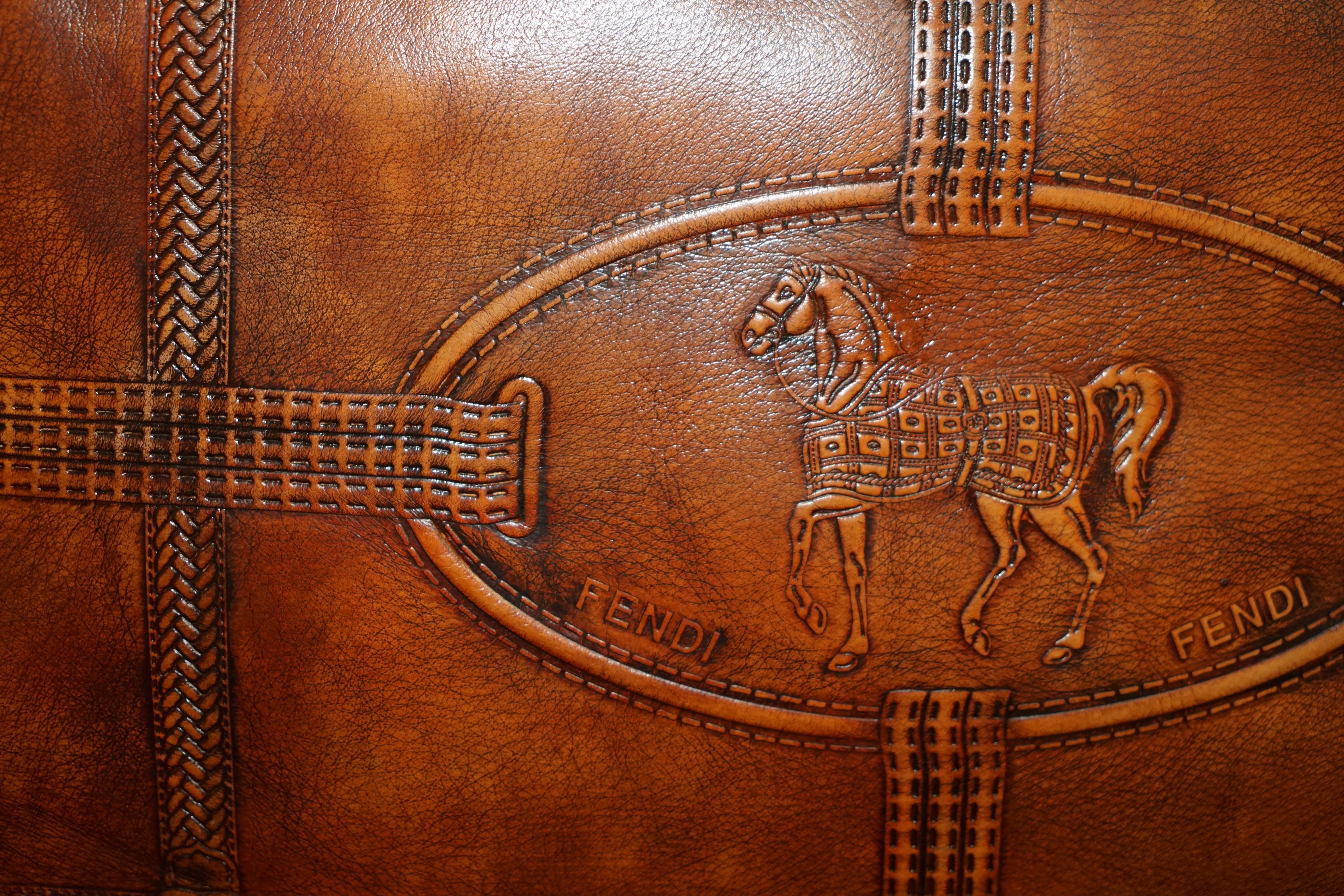 1 DES 2 SOFA UNIQUES ÉMBOSÉES FENDI CROCODiLE ALLIGATOR LEATHER PATINA HAND DYED en vente 11