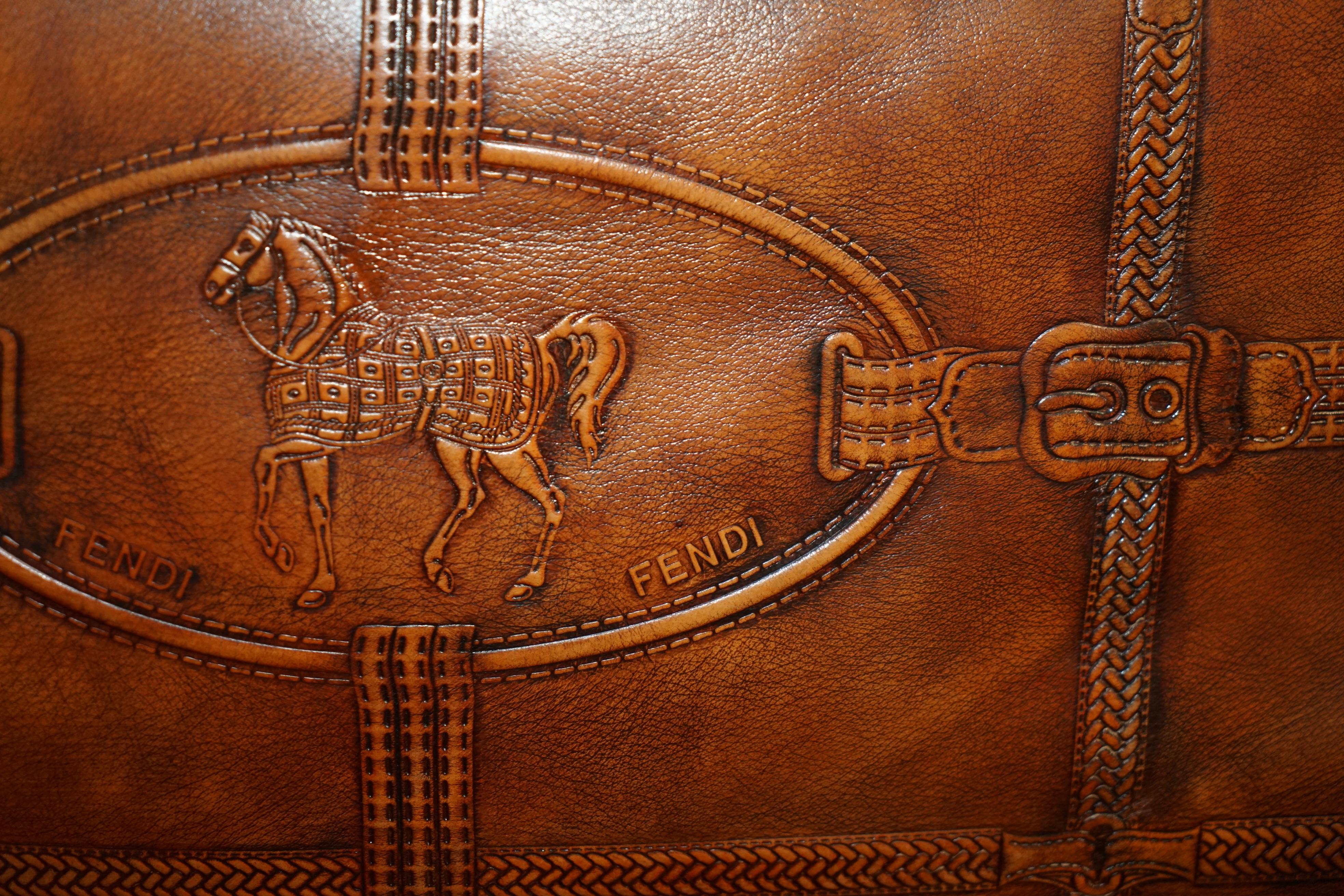 1 DES 2 SOFA UNIQUES ÉMBOSÉES FENDI CROCODiLE ALLIGATOR LEATHER PATINA HAND DYED en vente 12