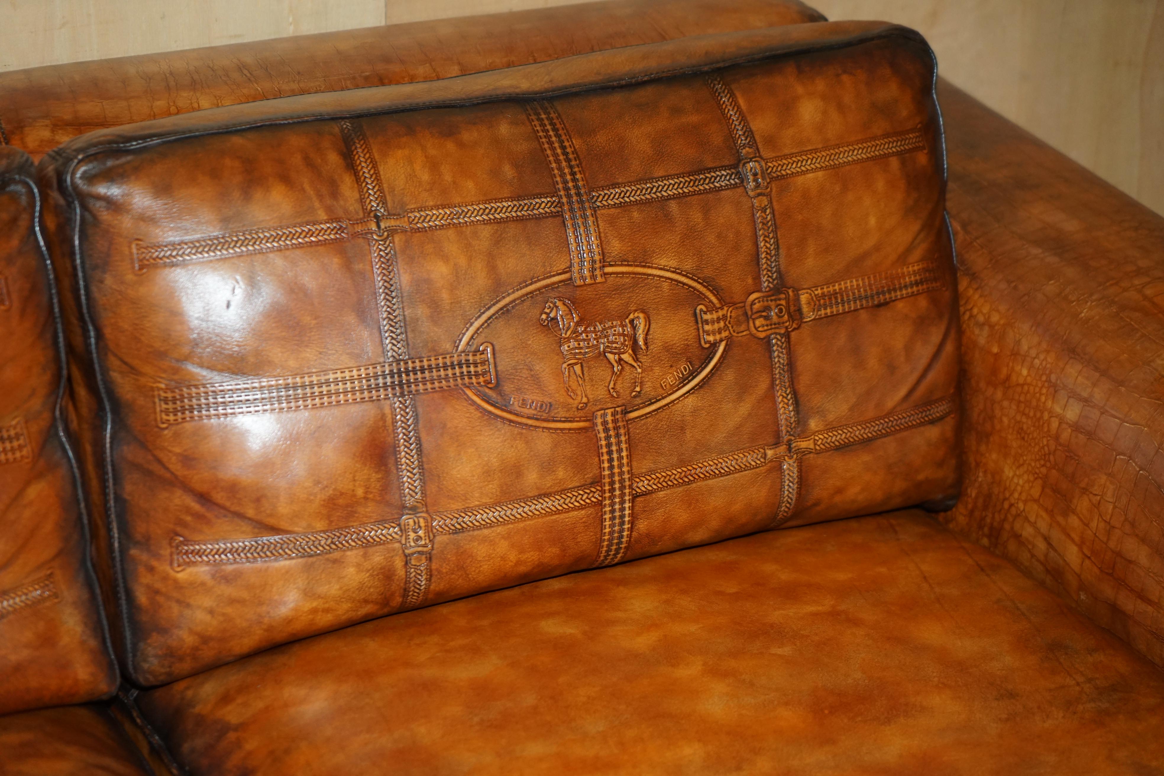 italien 1 DES 2 SOFA UNIQUES ÉMBOSÉES FENDI CROCODiLE ALLIGATOR LEATHER PATINA HAND DYED en vente