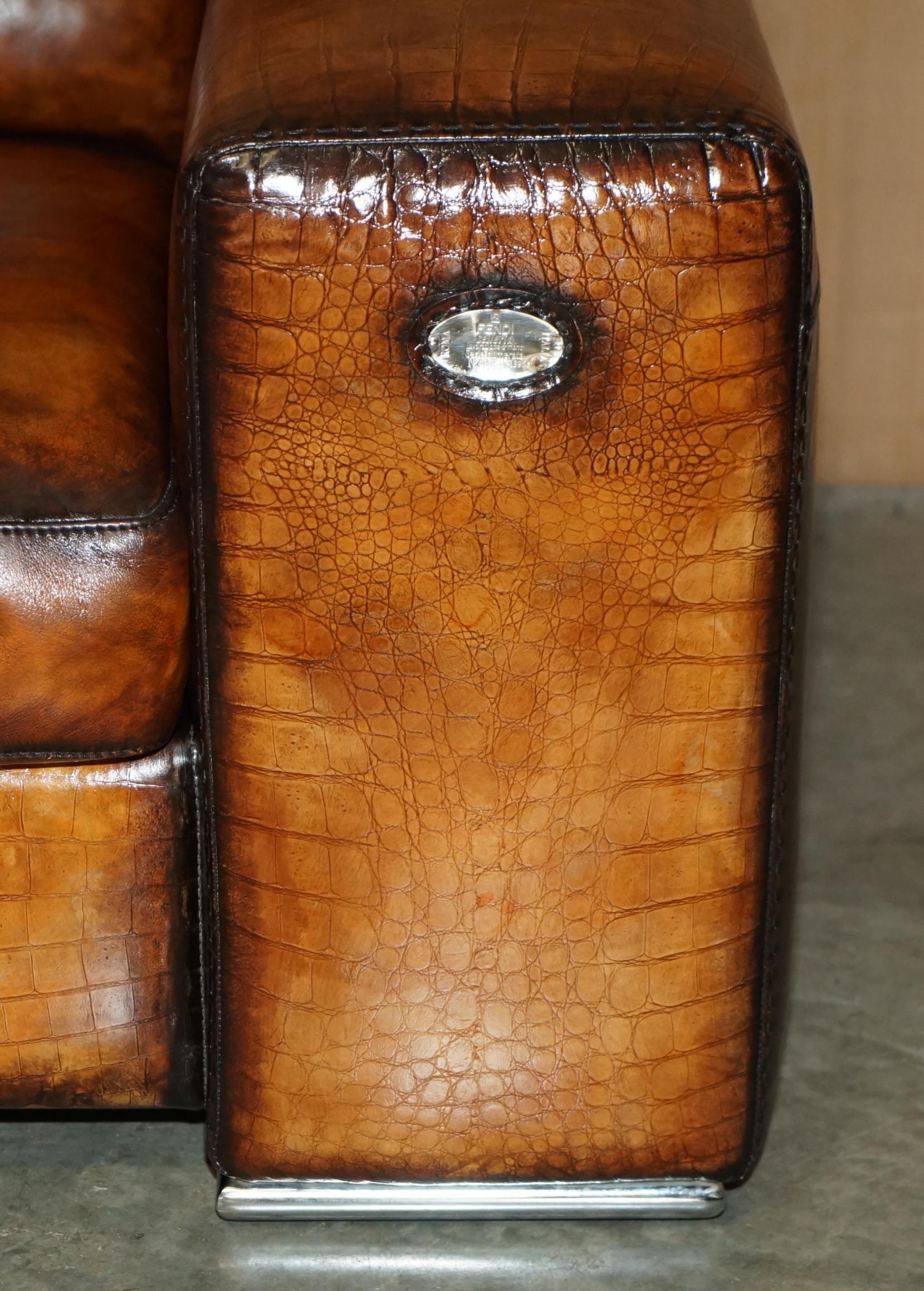 Fait main 1 DES 2 SOFA UNIQUES ÉMBOSÉES FENDI CROCODiLE ALLIGATOR LEATHER PATINA HAND DYED en vente
