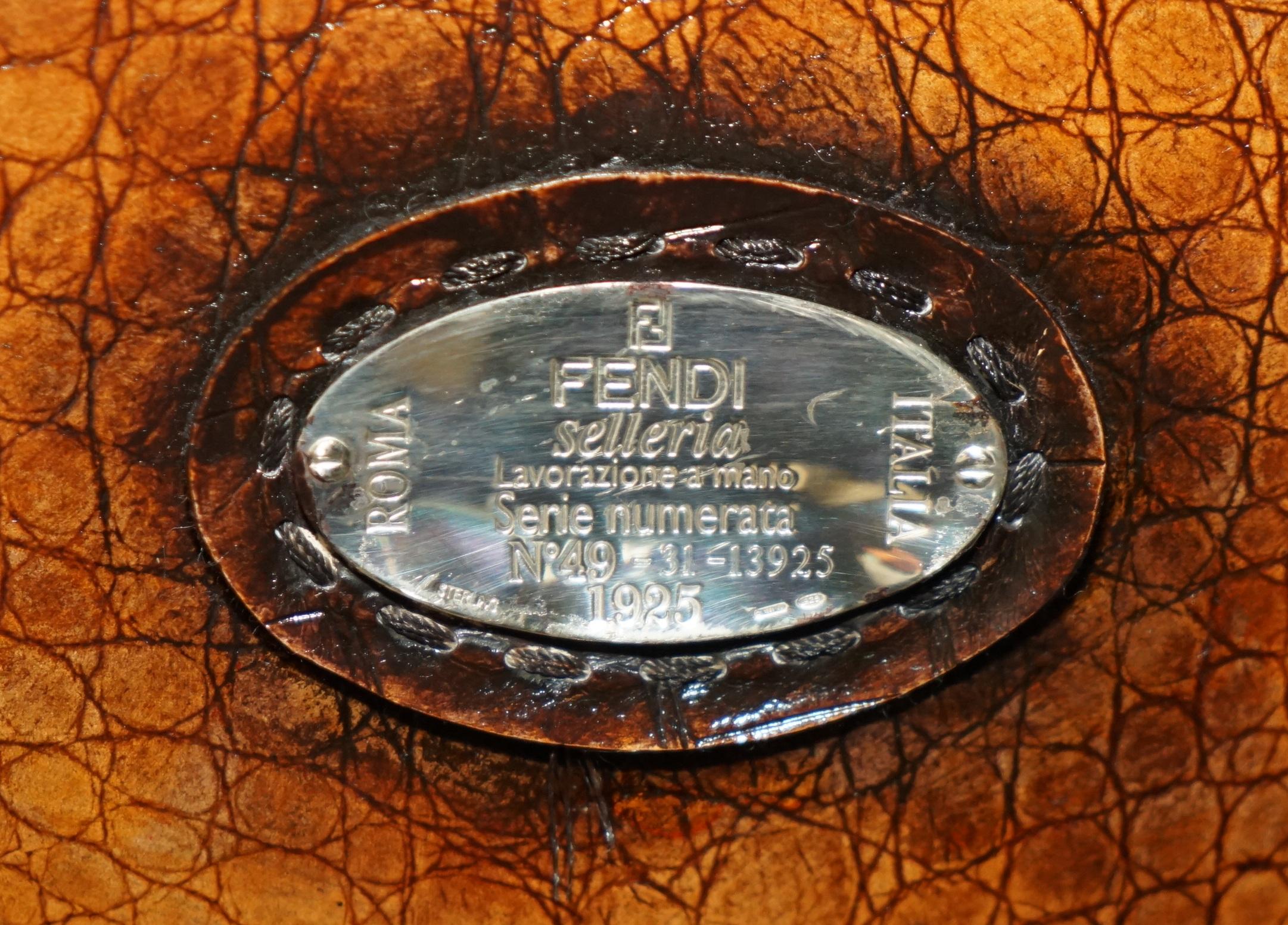 1 DES 2 SOFA UNIQUES ÉMBOSÉES FENDI CROCODiLE ALLIGATOR LEATHER PATINA HAND DYED Bon état - En vente à West Sussex, Pulborough